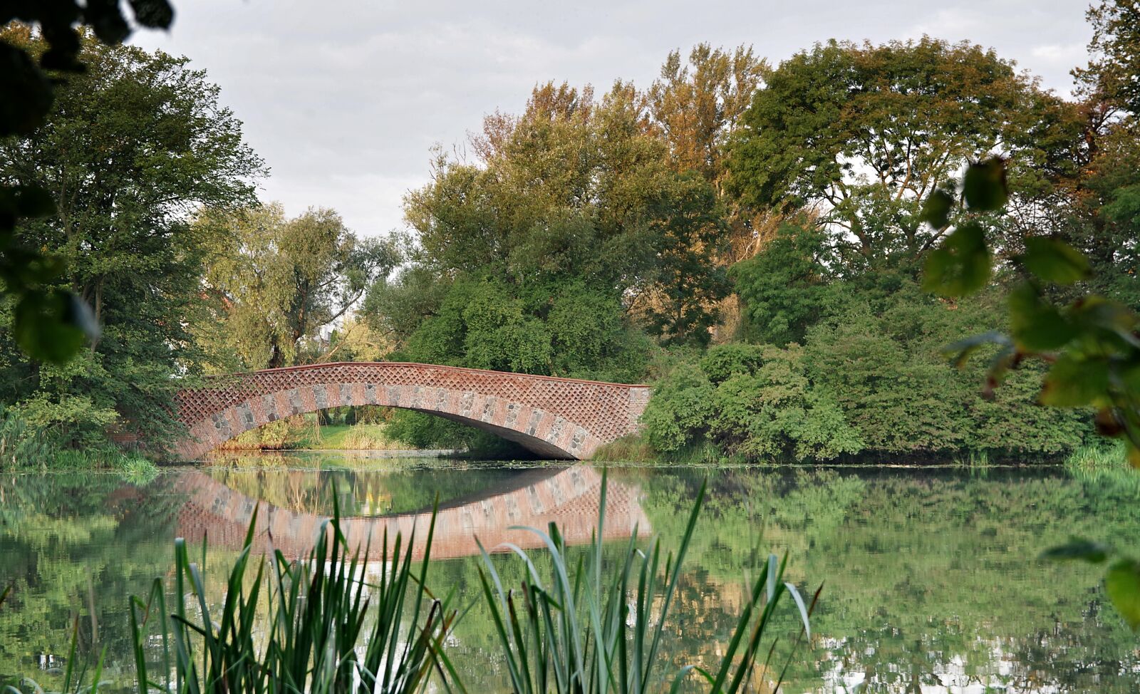 Pentax K-S2 sample photo. Bridge, park, lake photography