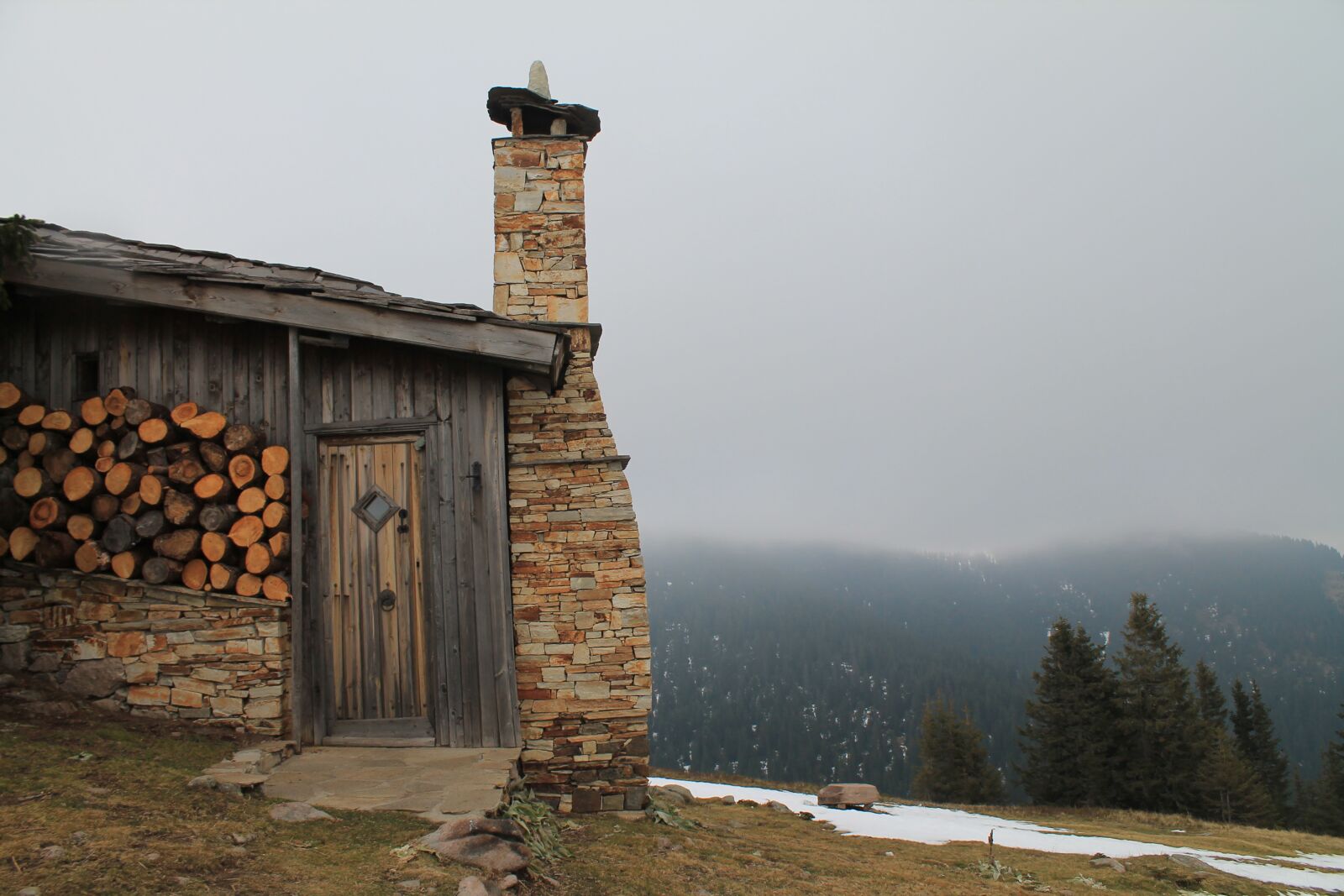 Canon EOS 1100D (EOS Rebel T3 / EOS Kiss X50) sample photo. Hut, mountain, winter photography