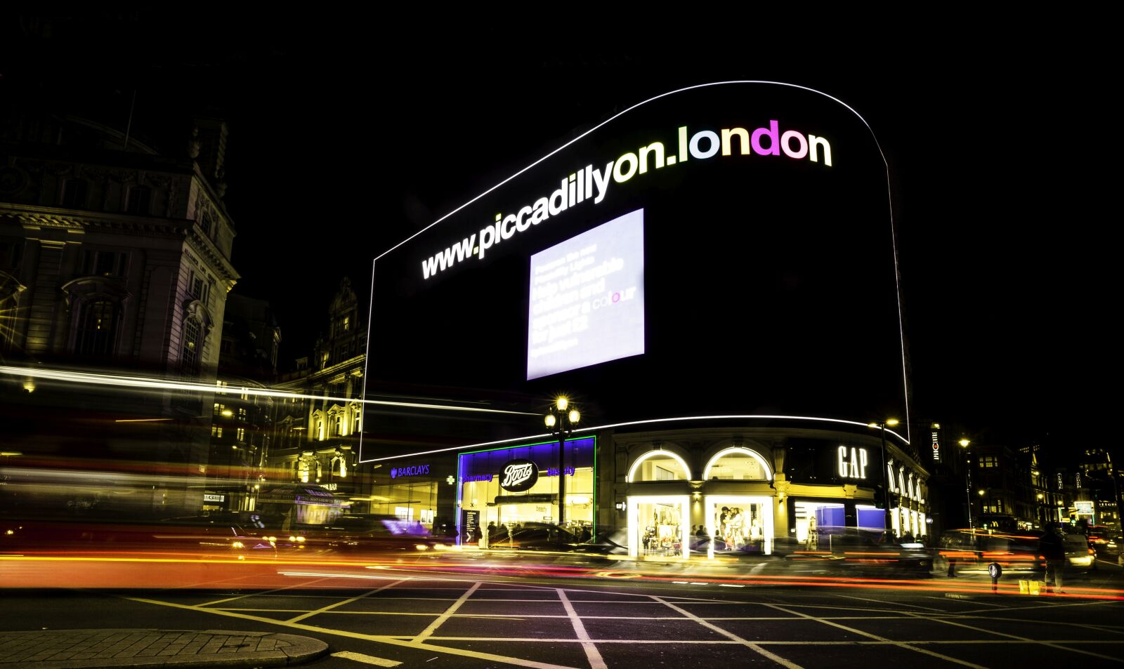 Canon EF 16-35mm F4L IS USM sample photo. London, picadilly, city photography