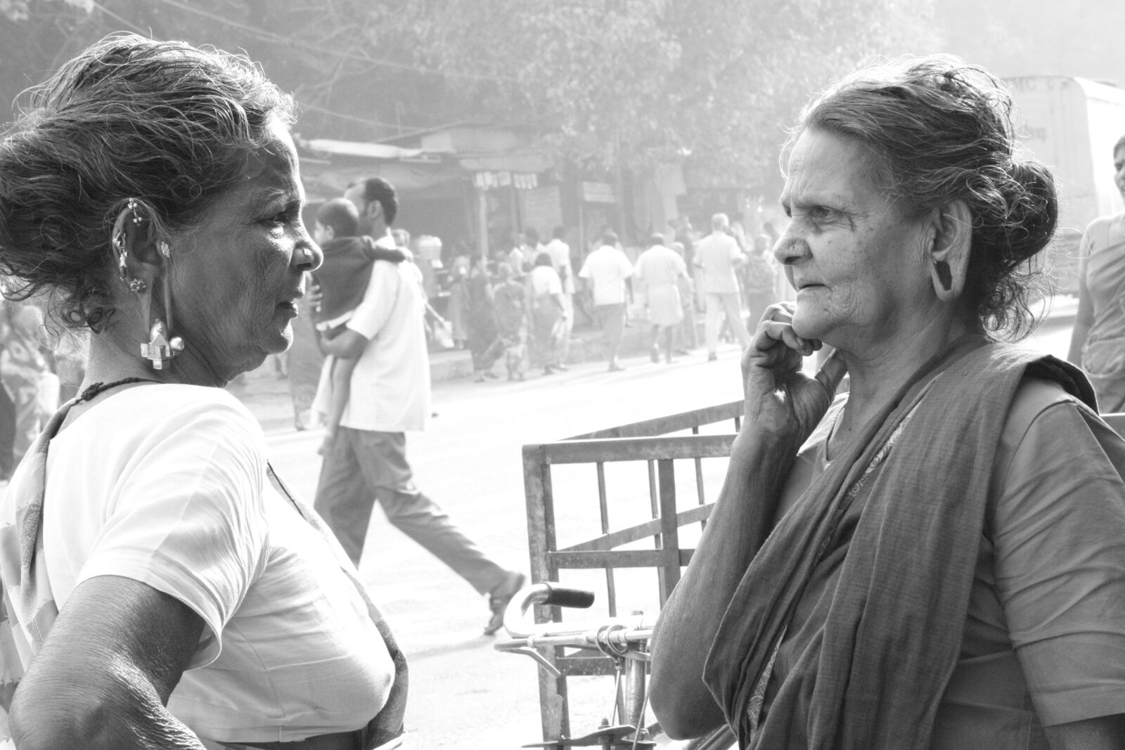 Canon EOS 5D Mark II sample photo. Two women, india, sari photography