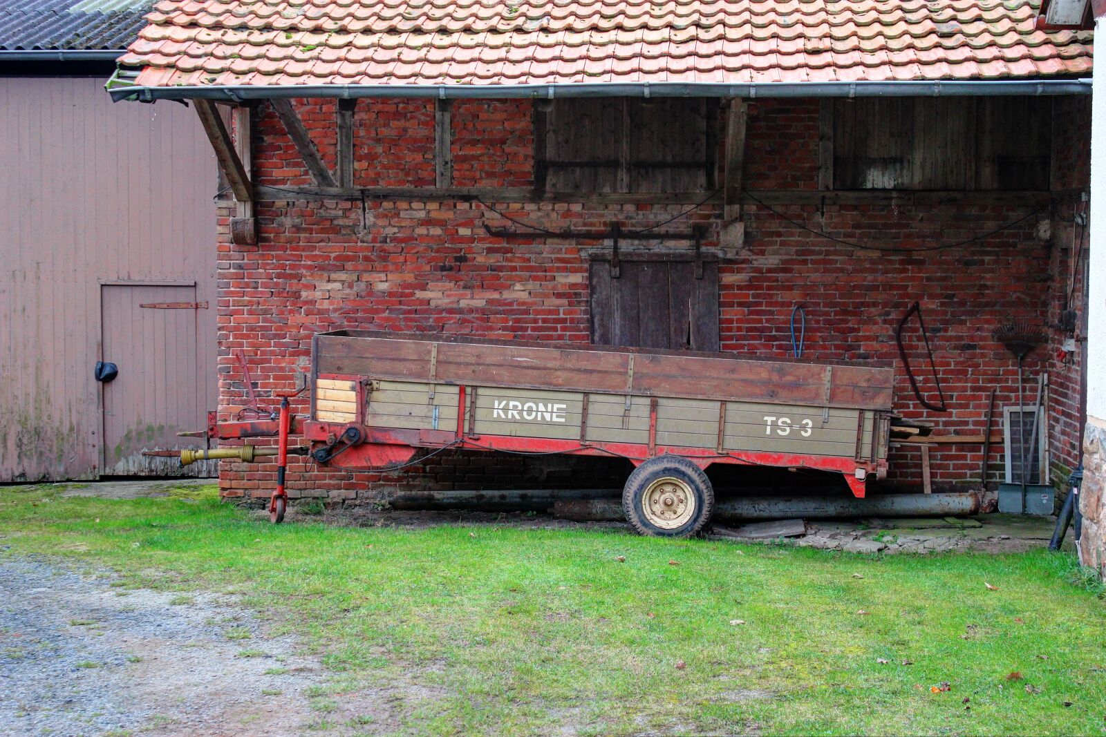 Canon EOS 550D (EOS Rebel T2i / EOS Kiss X4) sample photo. Manure spreader, crown, farm photography