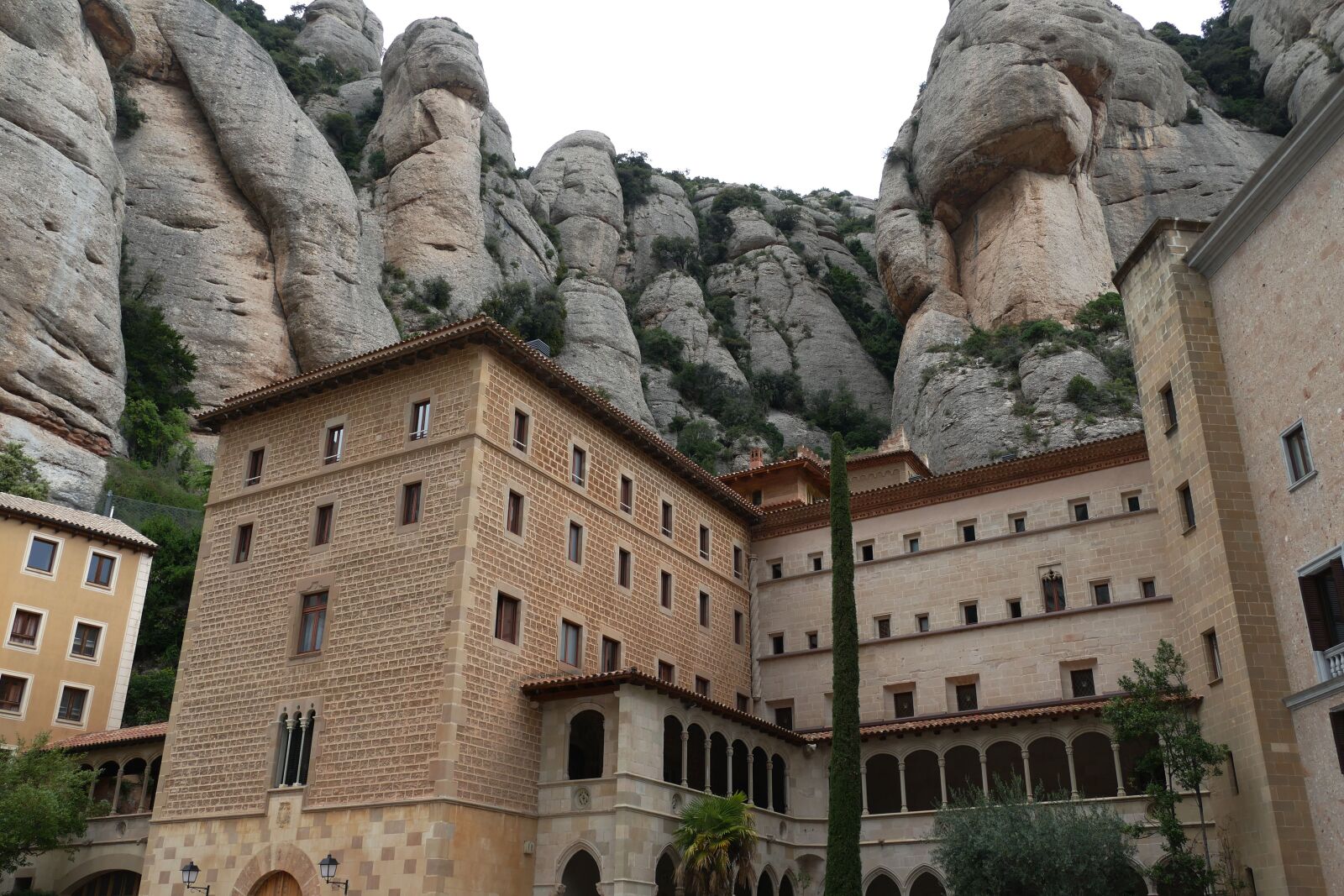 Panasonic Lumix DMC-FZ1000 sample photo. Spain, montserrat, church photography