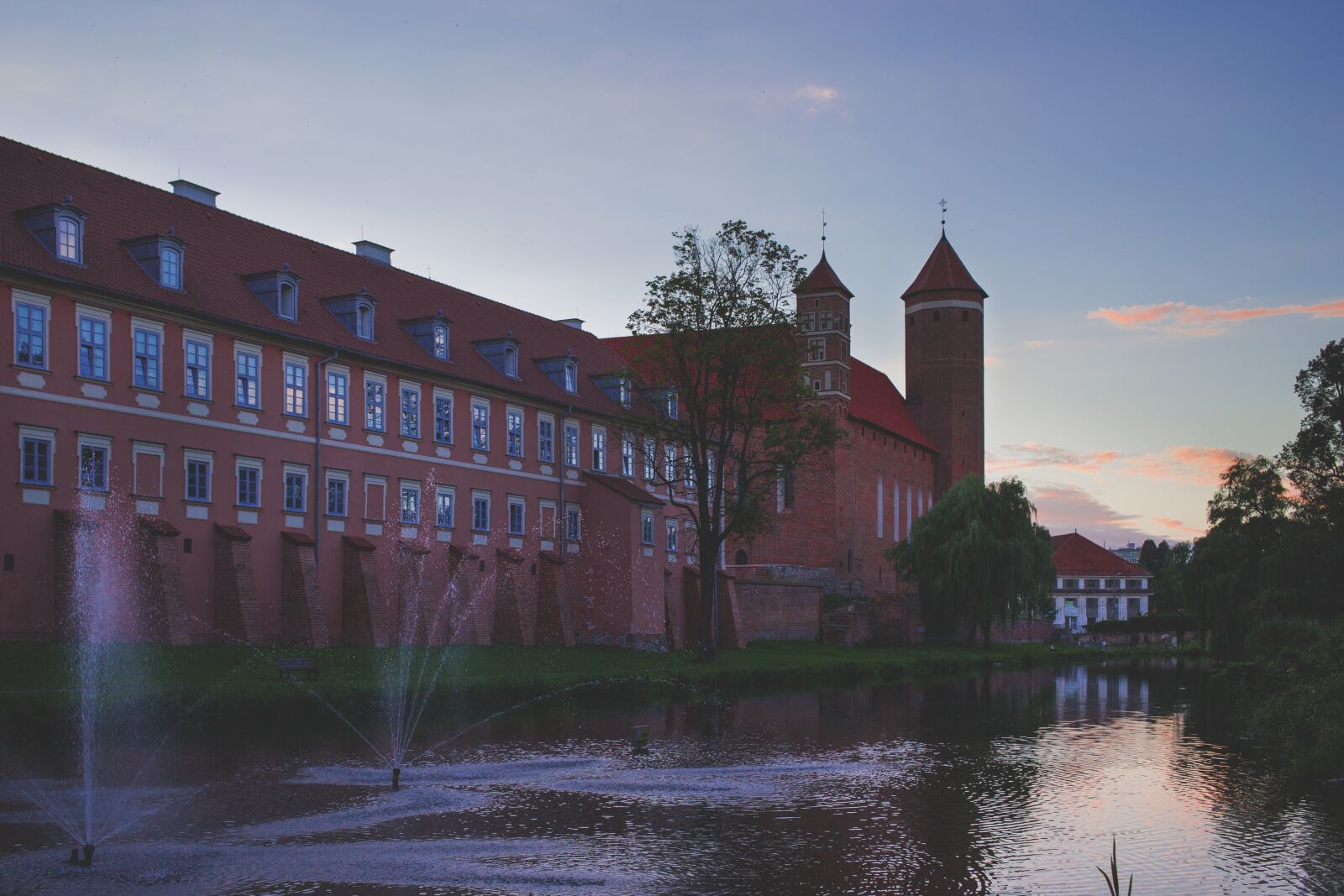 Canon EOS 6D + Canon EF 40mm F2.8 STM sample photo. Architecture, buildings, office photography