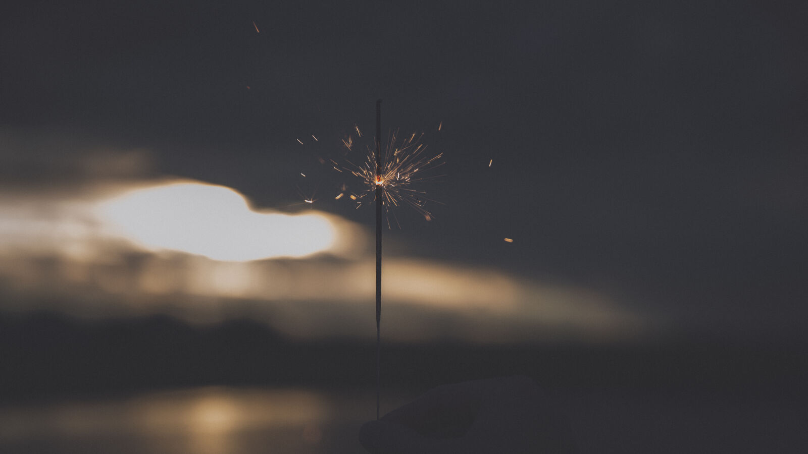Canon EF 24-70mm F2.8L II USM sample photo. Holiday, nature, sky, sparkler photography