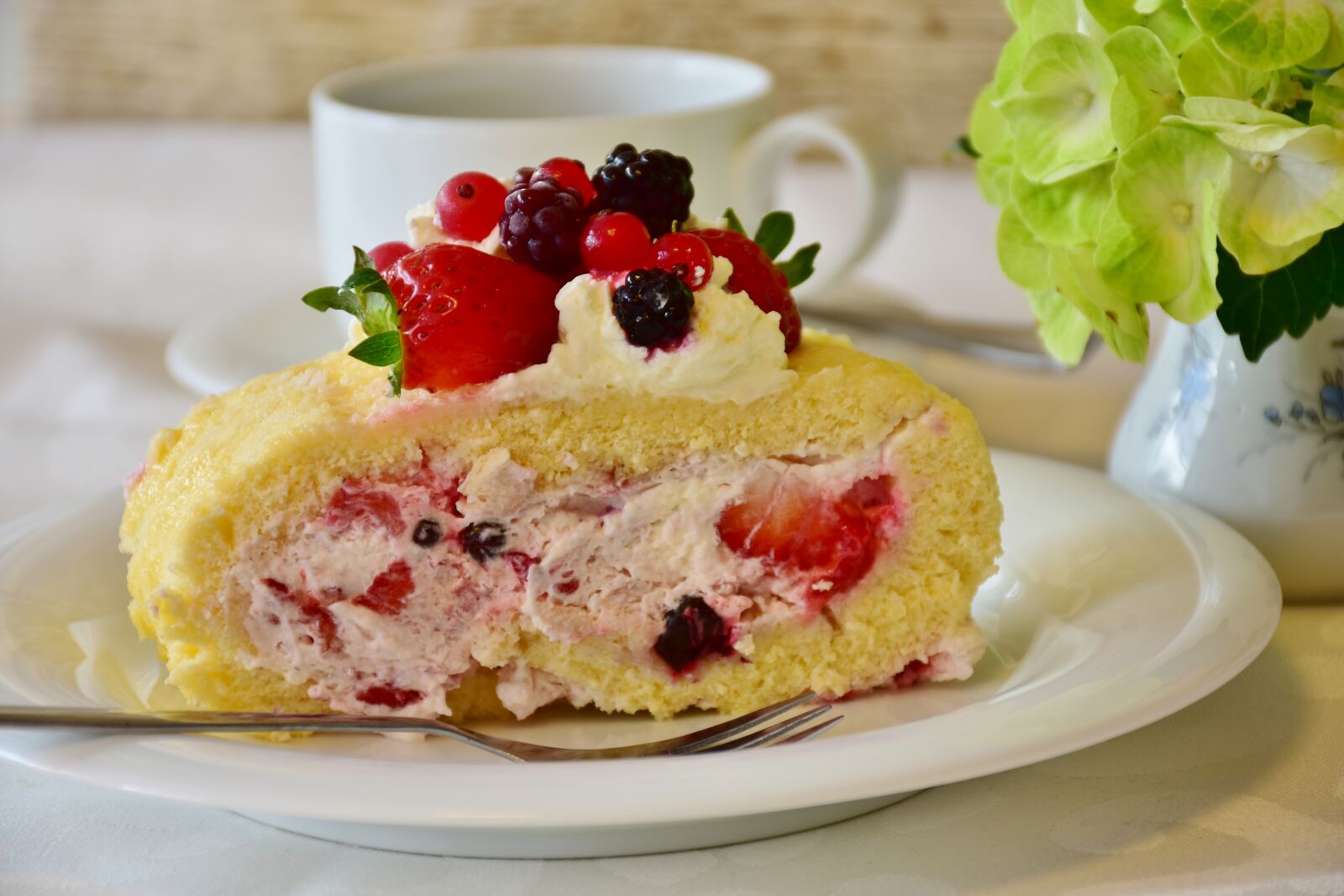 Nikon D7200 sample photo. Bisquit, strawberry roll, strawberry photography