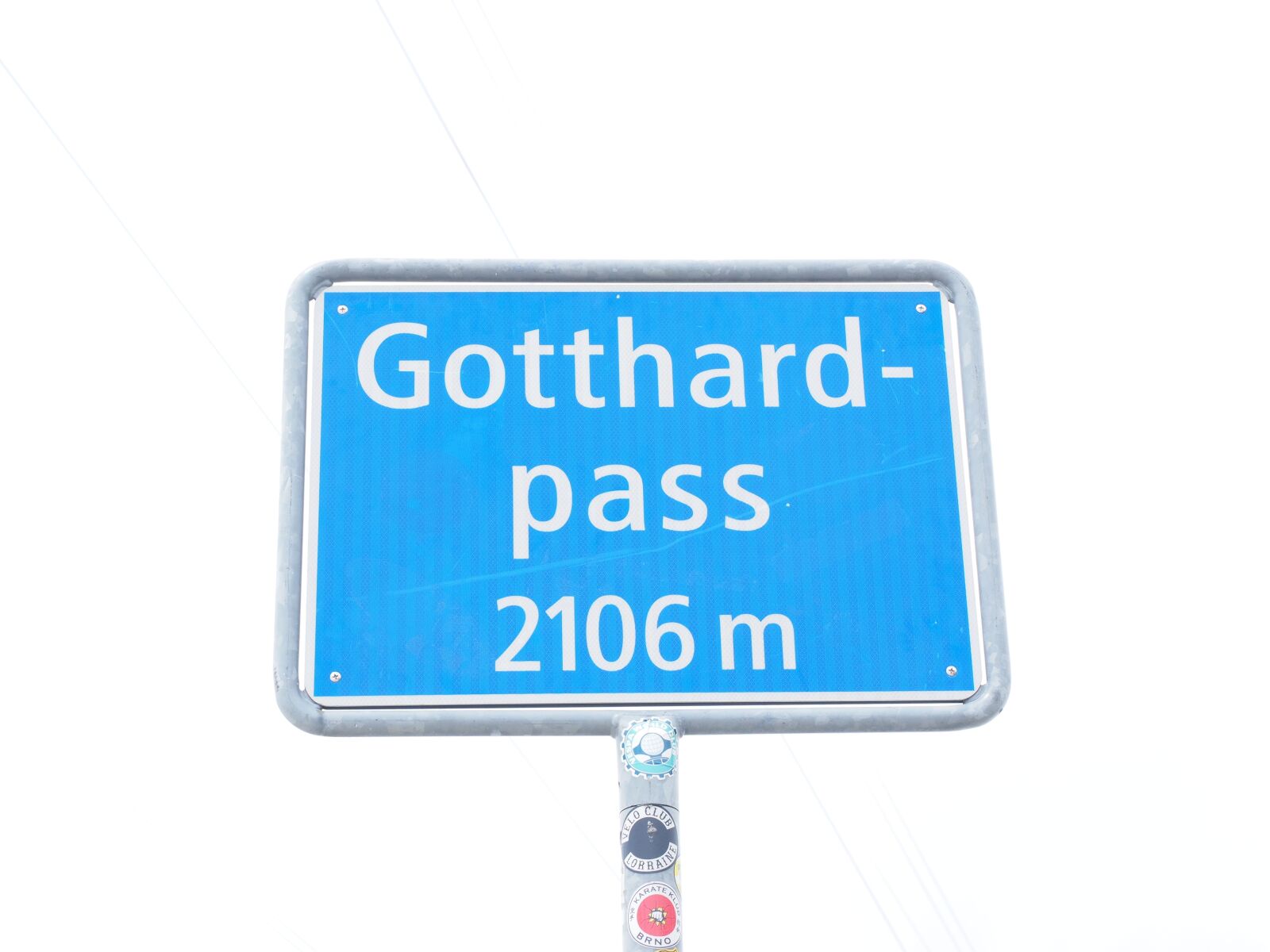 Olympus OM-D E-M1 + Olympus M.Zuiko Digital ED 12-40mm F2.8 Pro sample photo. Shield, street sign, god photography