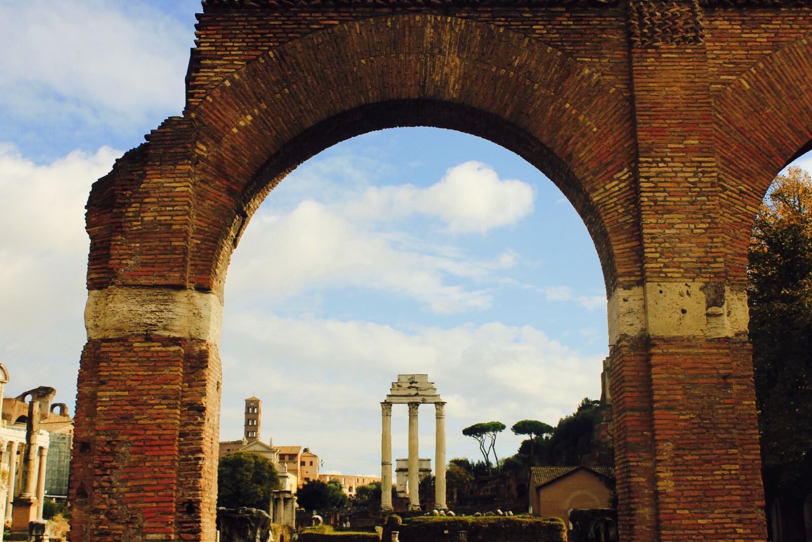 Canon EOS 550D (EOS Rebel T2i / EOS Kiss X4) sample photo. Roman, ruins, framing photography