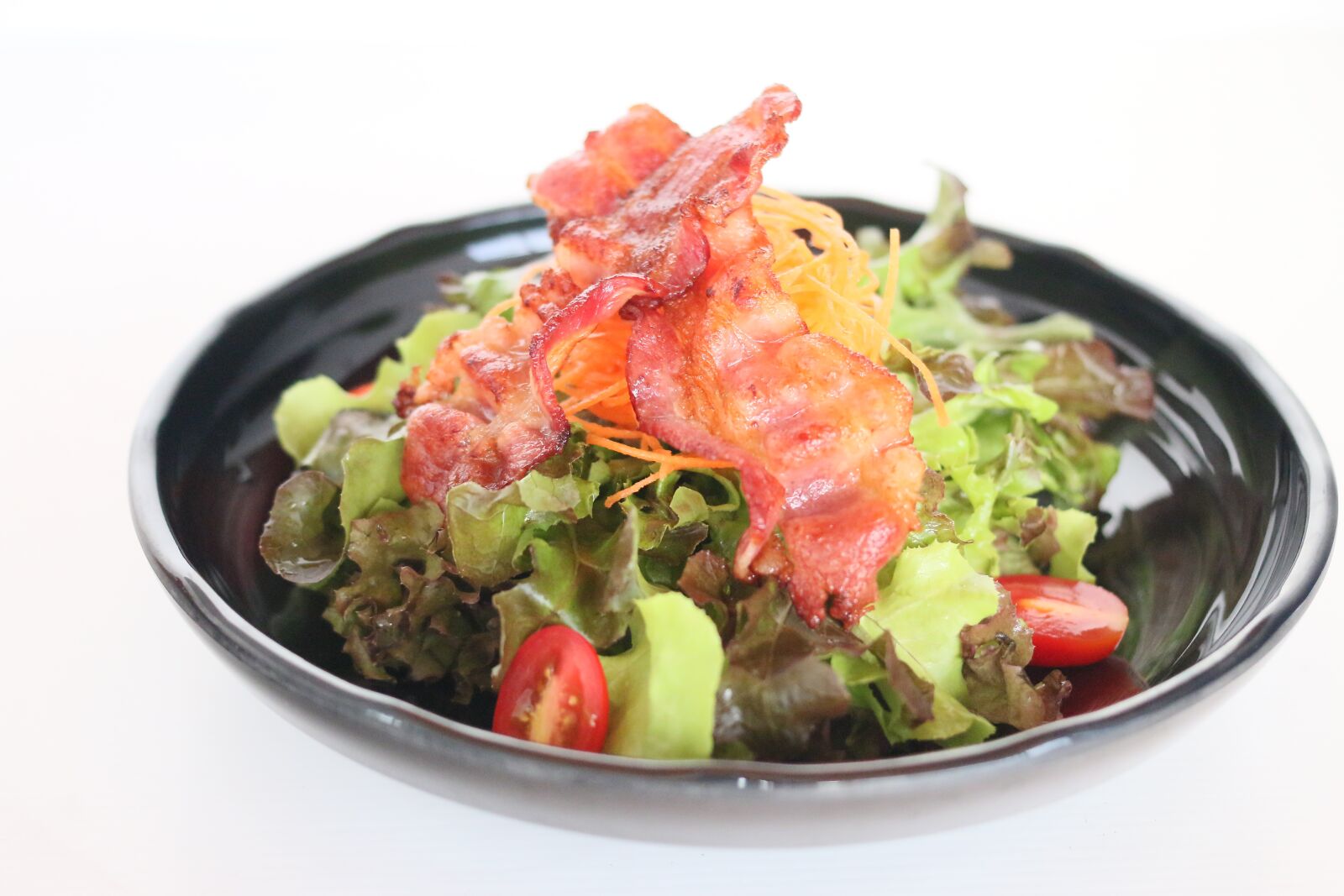 Canon EOS 70D + Canon EF 40mm F2.8 STM sample photo. Bacon, salad, tomato photography