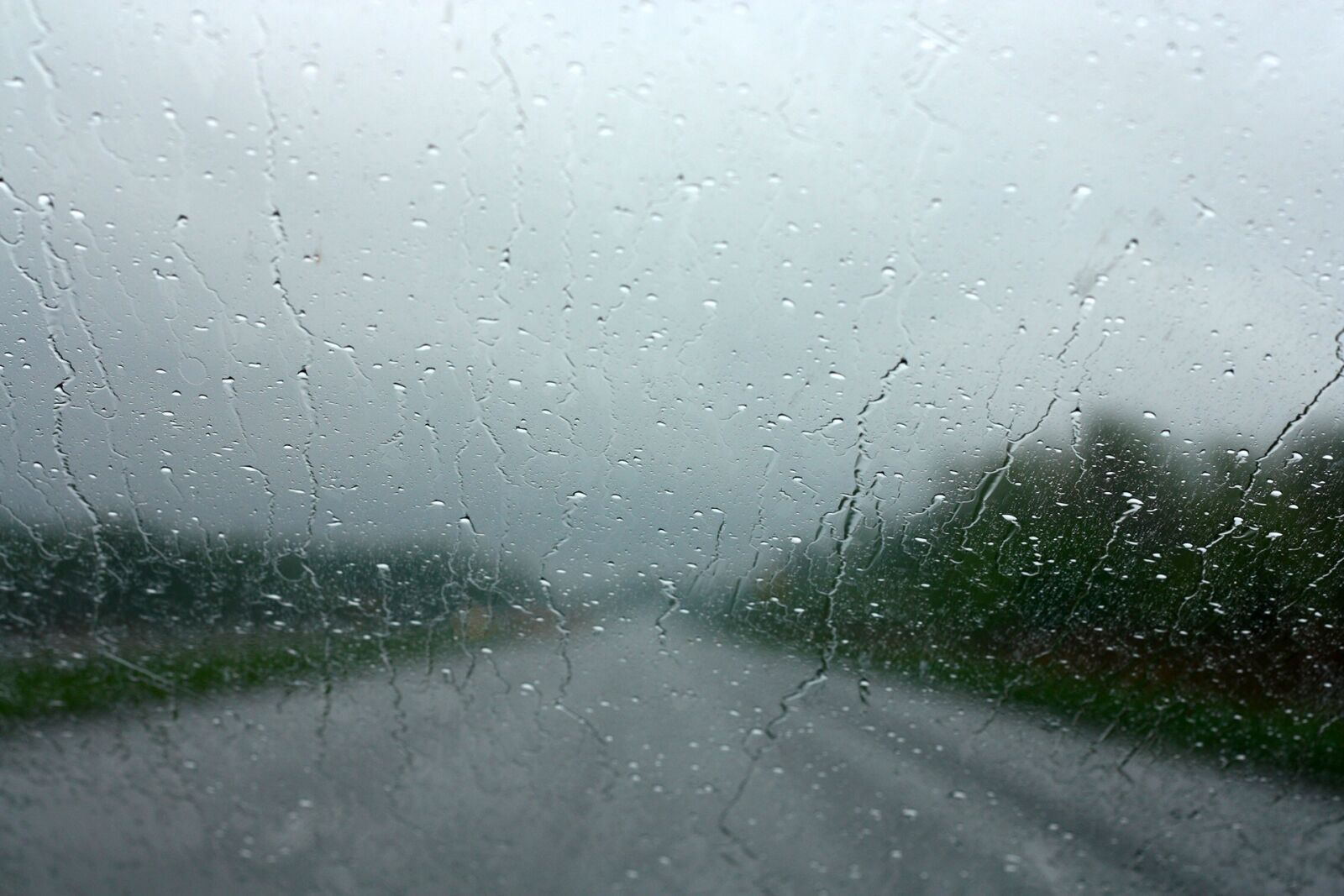 Canon EOS 450D (EOS Rebel XSi / EOS Kiss X2) sample photo. Rain, window, water photography
