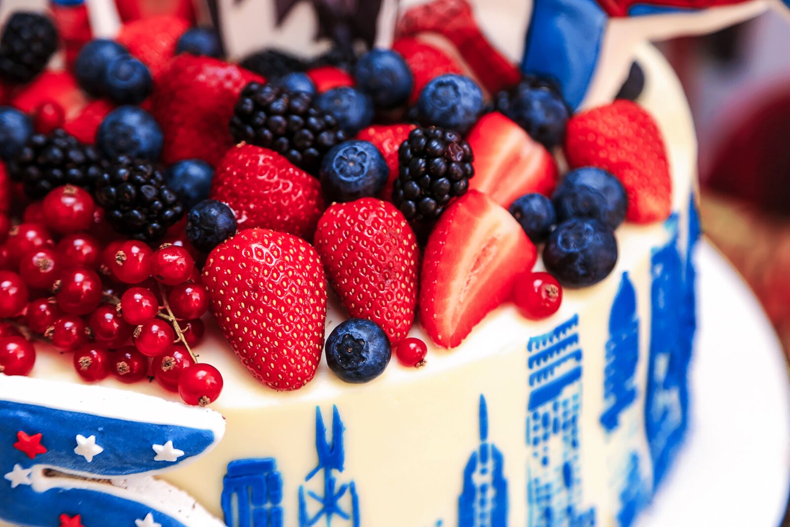 Canon EOS 5D Mark III sample photo. Cake, berry, white blue photography