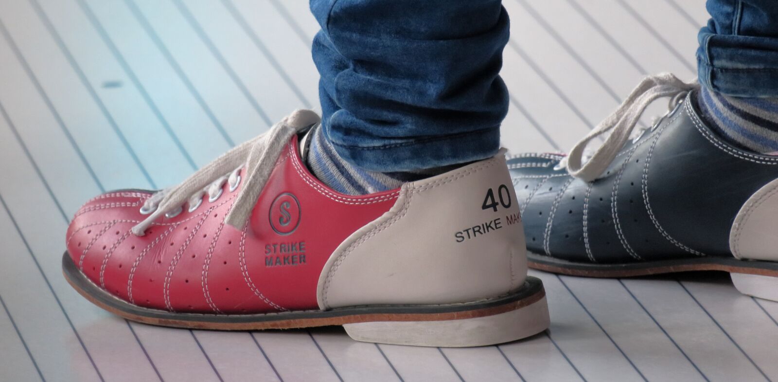 Canon PowerShot G3 X sample photo. Bowling, bowling shoes, red photography