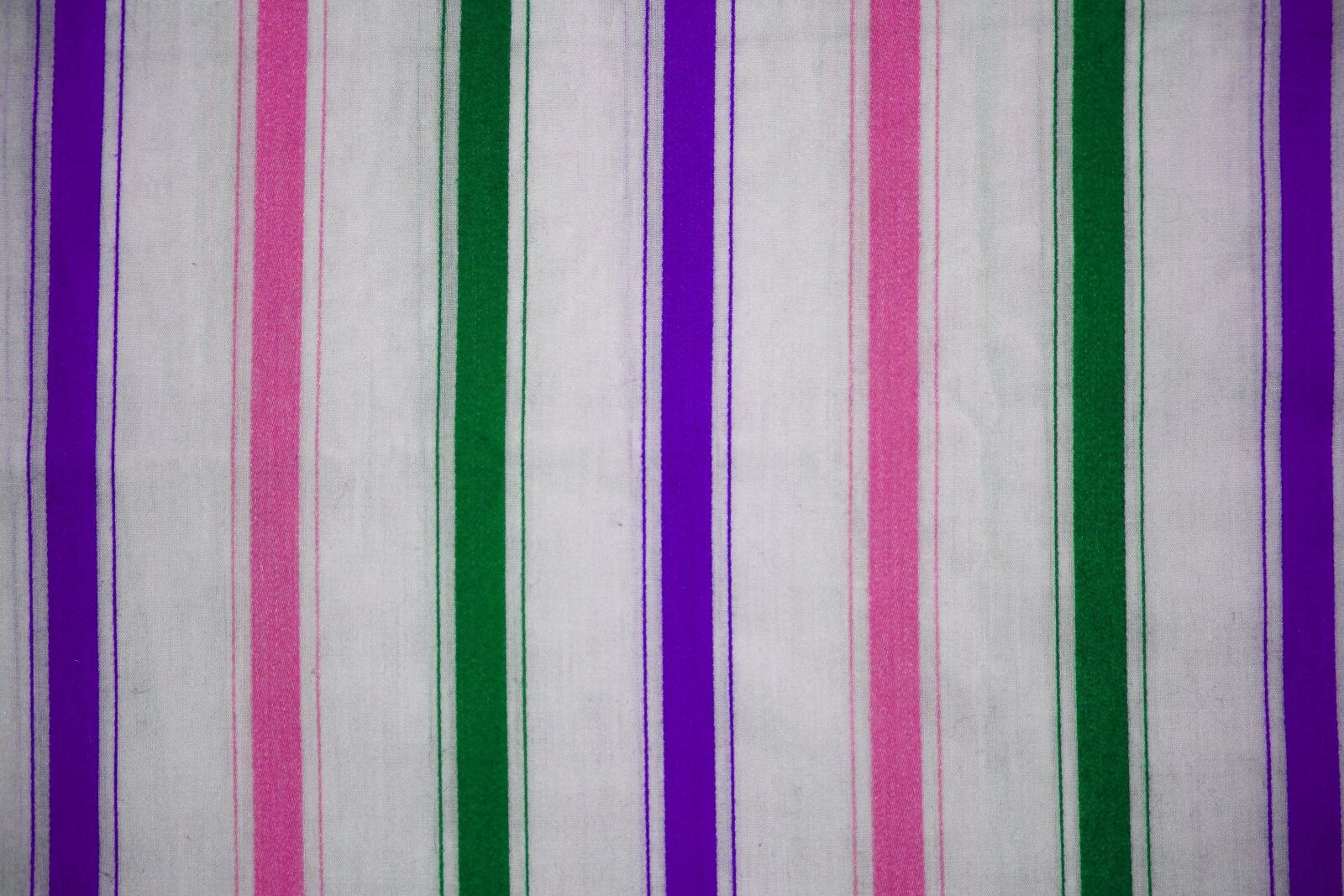 Canon EOS 1000D (EOS Digital Rebel XS / EOS Kiss F) + f/4-5.6 IS II sample photo. Striped design, fabric, textil photography