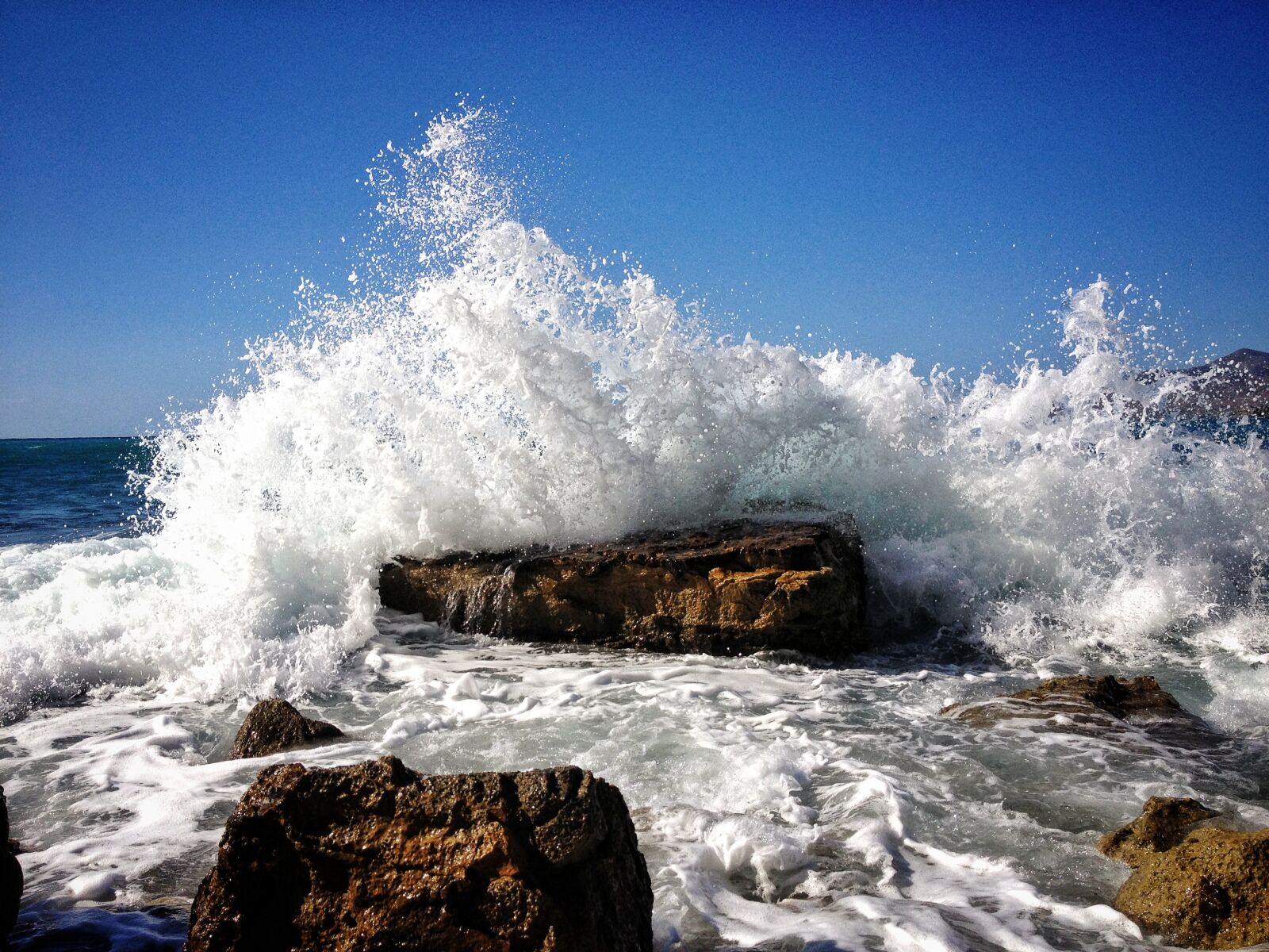 iPhone 4S back camera 4.28mm f/2.4 sample photo. Rocky, seashore, with, ocean photography