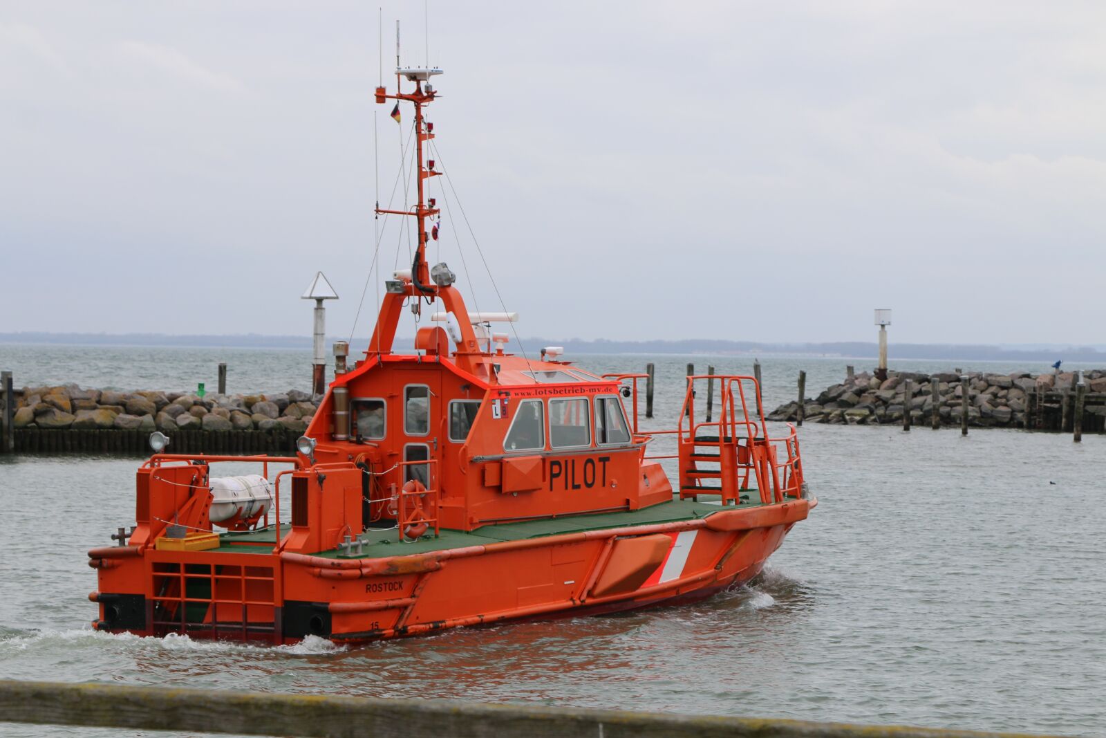 Canon EOS 70D + Canon EF 24-105mm F4L IS USM sample photo. Seafaring, pilot boat, waters photography
