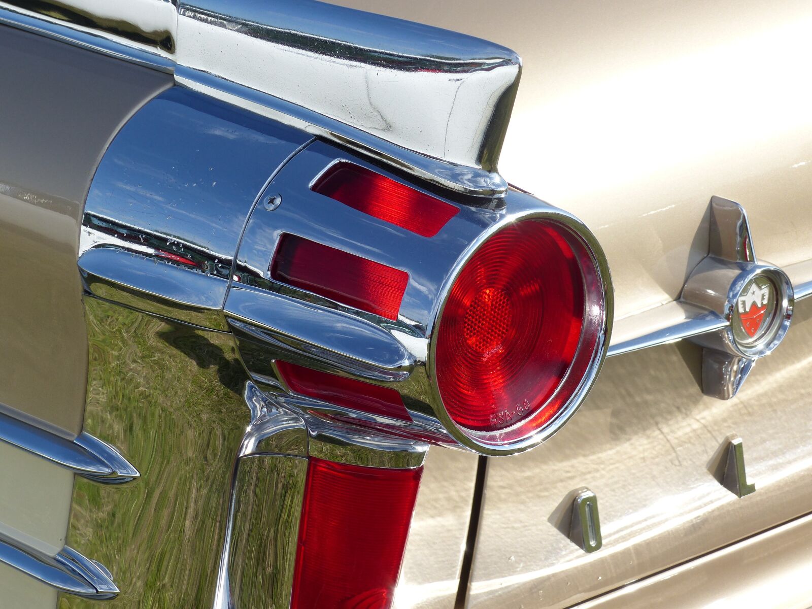 Panasonic Lumix DMC-FZ200 sample photo. Car, tail lights, colors photography