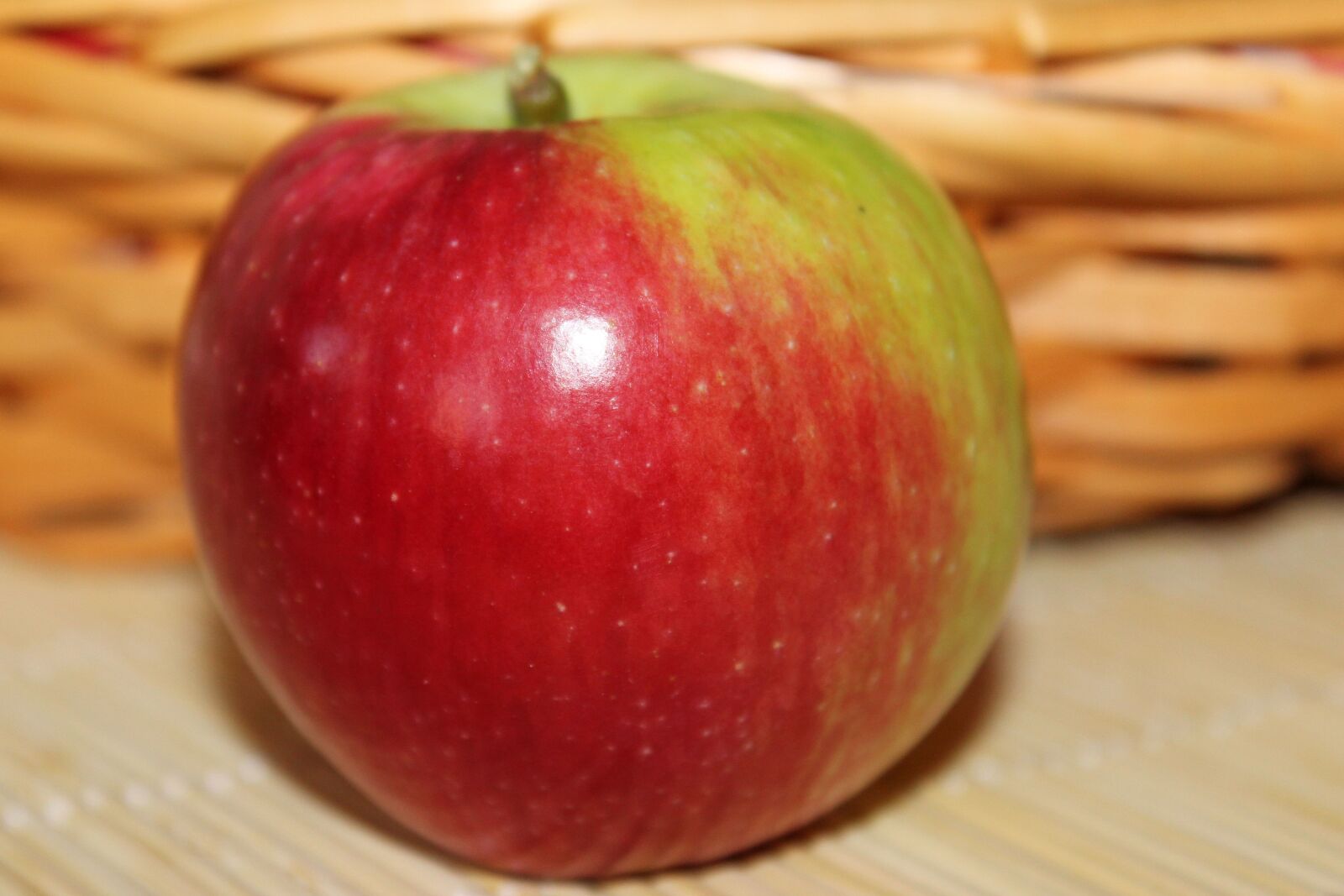 Canon EOS 600D (Rebel EOS T3i / EOS Kiss X5) sample photo. Apple, fruit, red photography