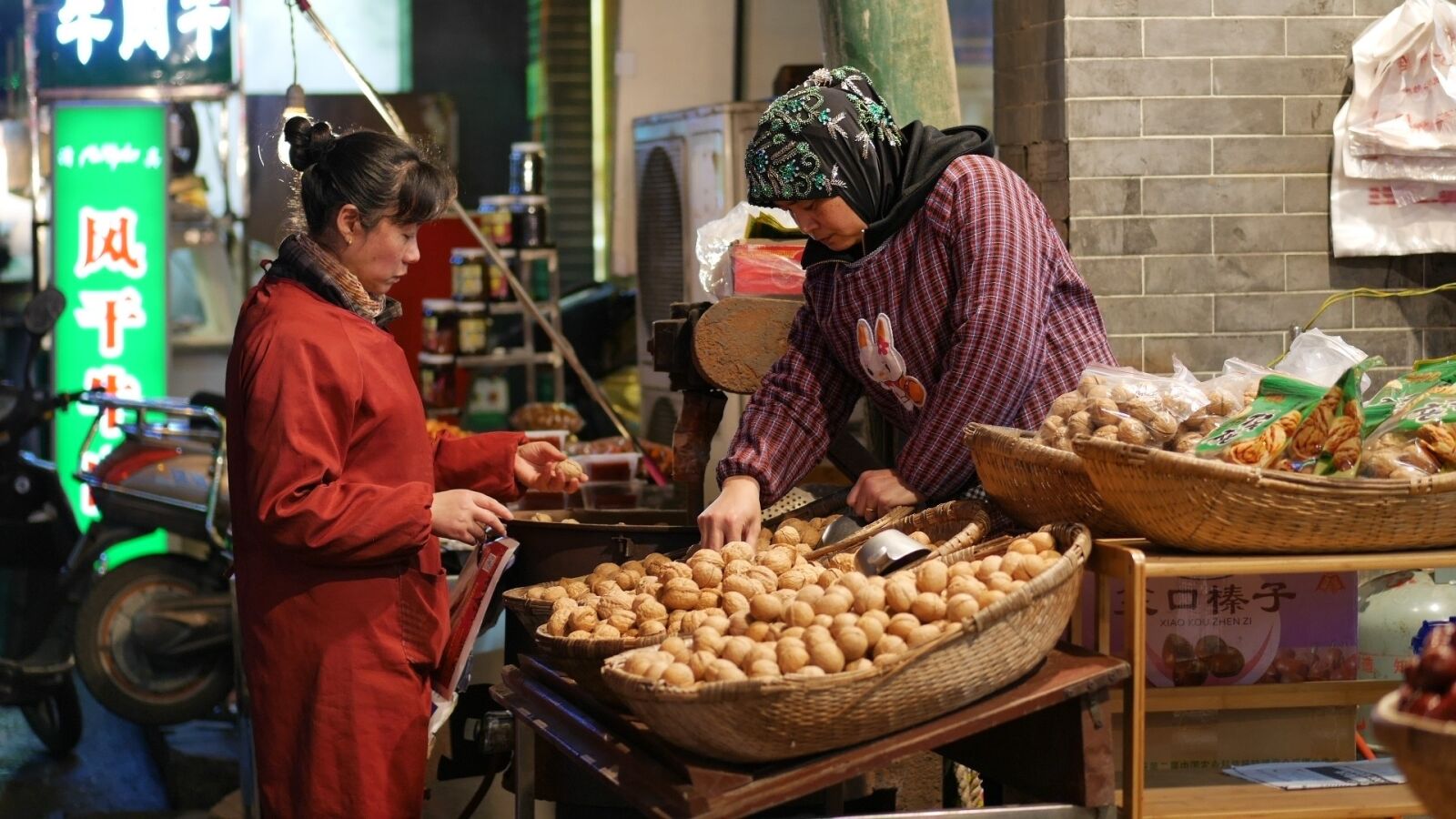 Panasonic Lumix DMC-GF7 sample photo. Walnut, hijab, china photography