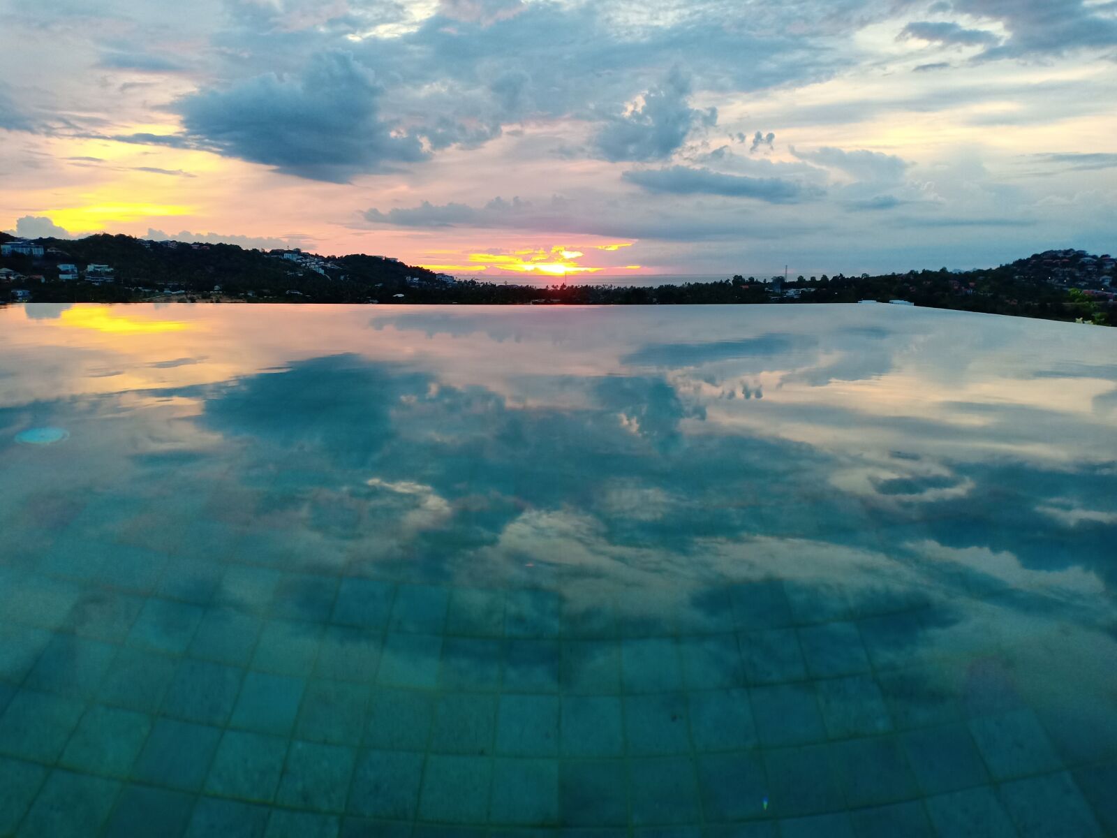 OPPO F9 sample photo. Infinity pool, sunset, weather photography
