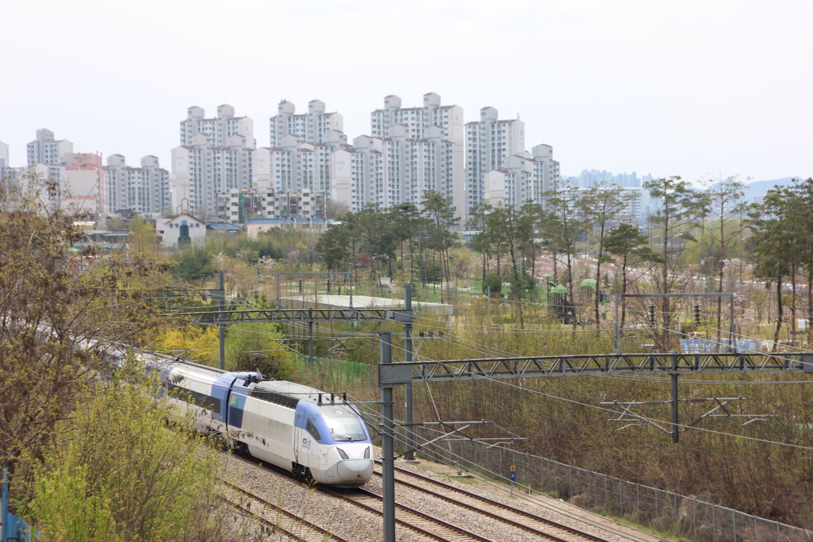 Canon EOS 600D (Rebel EOS T3i / EOS Kiss X5) sample photo. Korea, railway, transportation photography