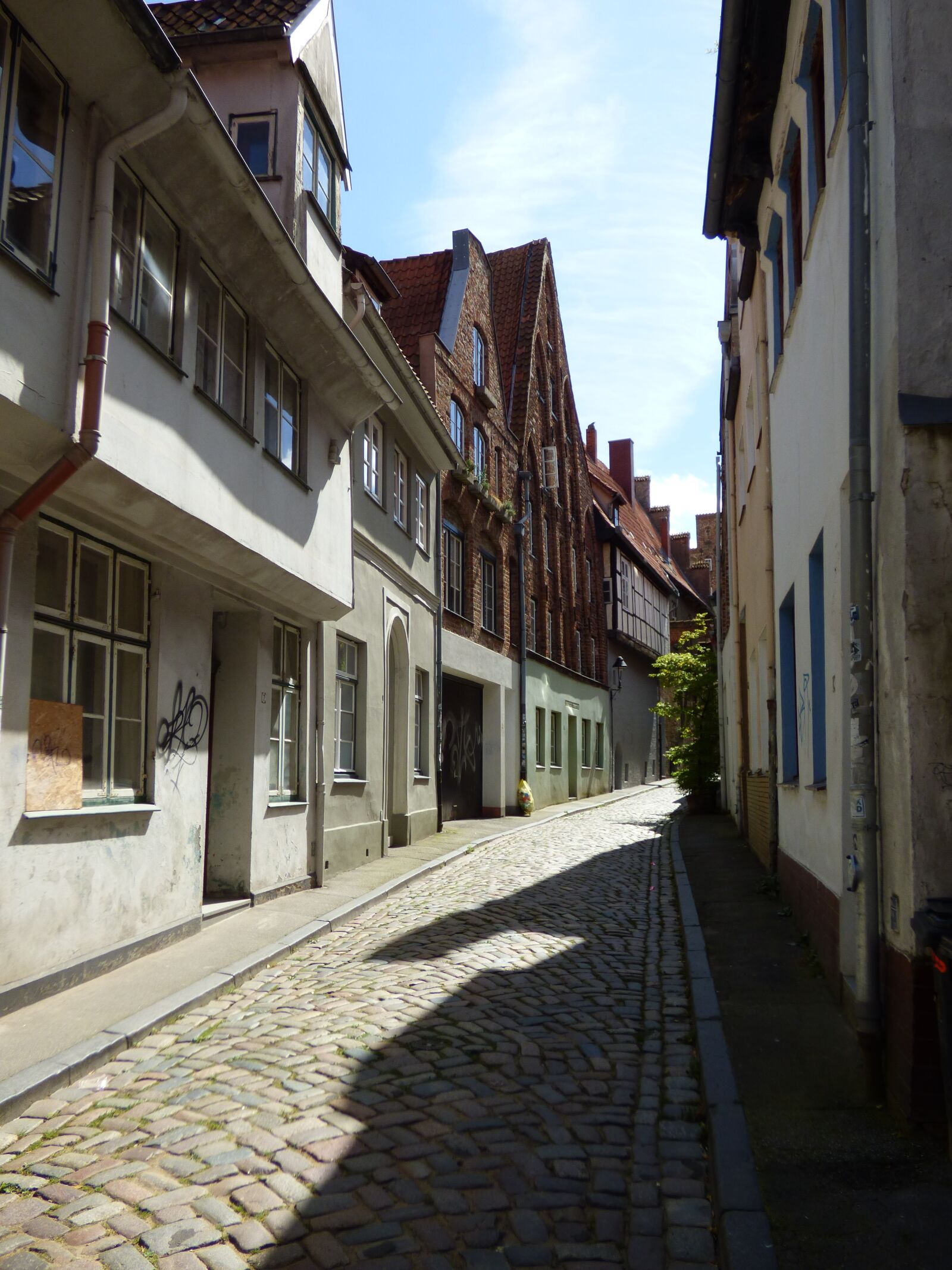 Panasonic DMC-FZ72 sample photo. Alley, lübeck, houses photography