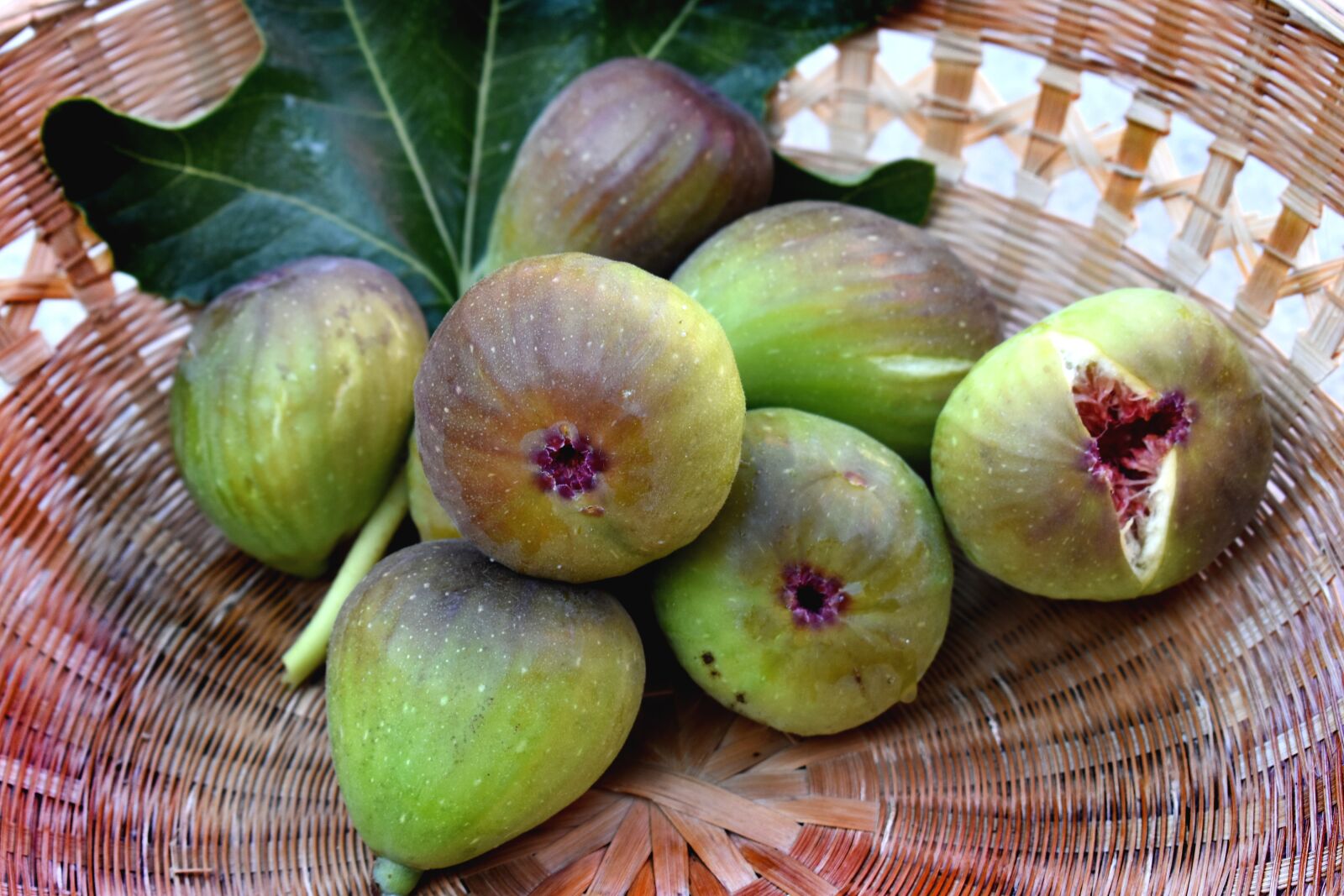 Nikon D5600 sample photo. Figs, fresh, gold drop photography