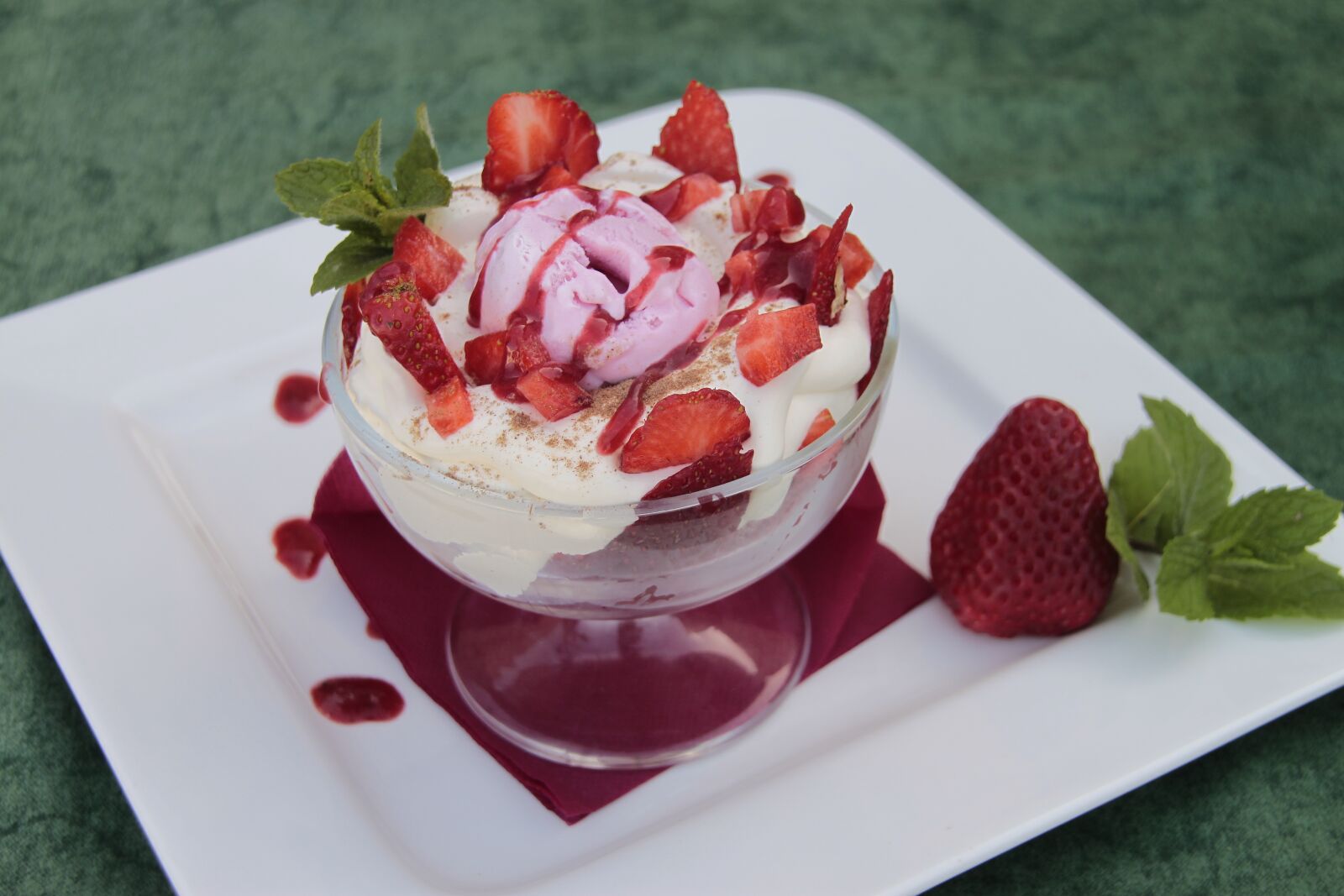 Canon EOS 500D (EOS Rebel T1i / EOS Kiss X3) sample photo. Cream, dessert, fragaria photography