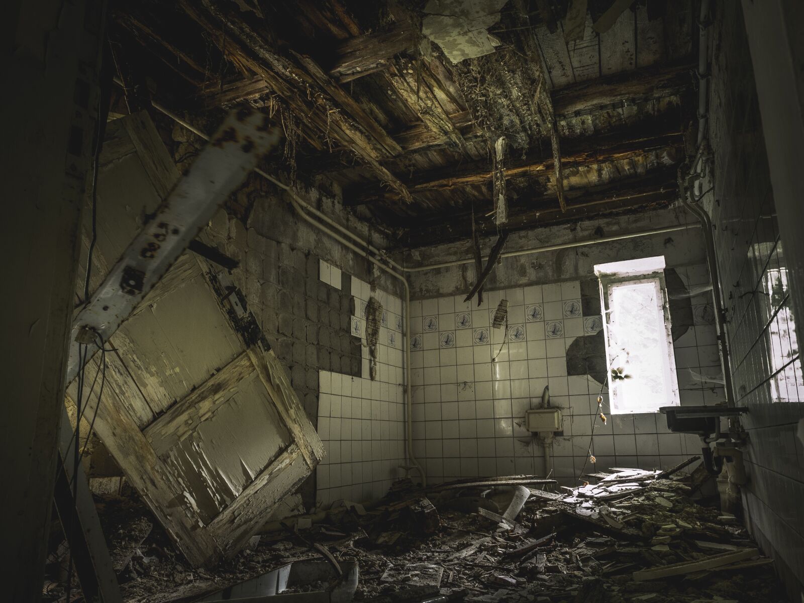 Olympus OM-D E-M1 + Olympus M.Zuiko Digital ED 12-40mm F2.8 Pro sample photo. Lost place, horror, abandoned photography