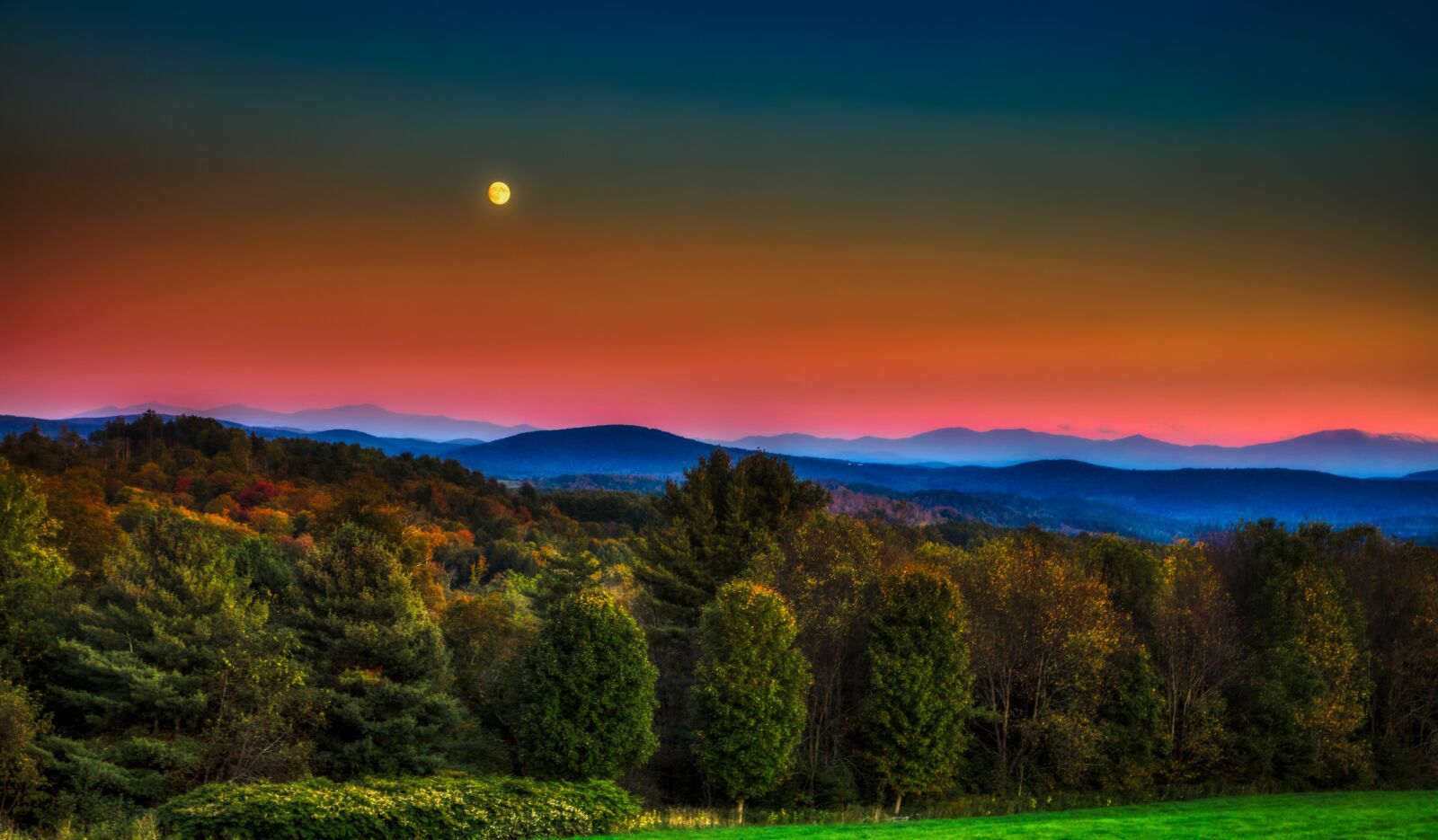 Canon EOS 5DS R + Canon EF 24-105mm F4L IS USM sample photo. Vermont, full moon, sunset photography