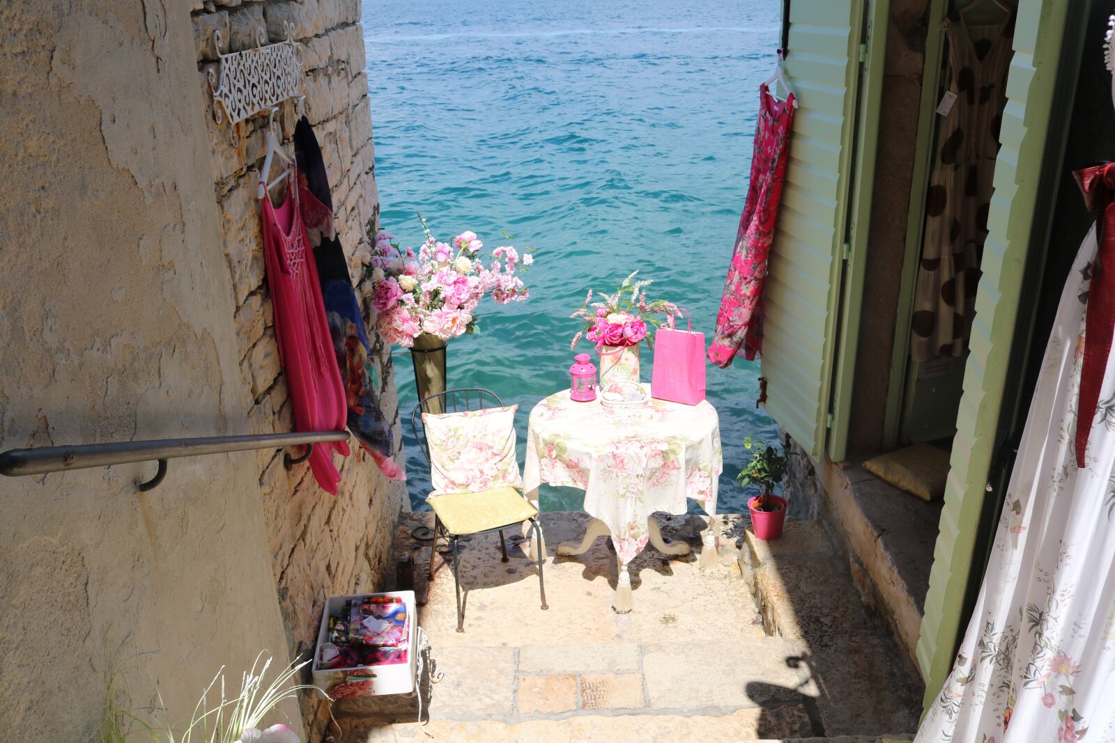 Canon EOS 750D (EOS Rebel T6i / EOS Kiss X8i) sample photo. Sea, table, flowers photography