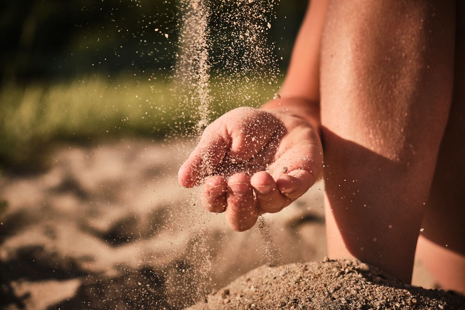 Fujifilm XF 18-55mm F2.8-4 R LM OIS sample photo. Sand, trickle, hand photography