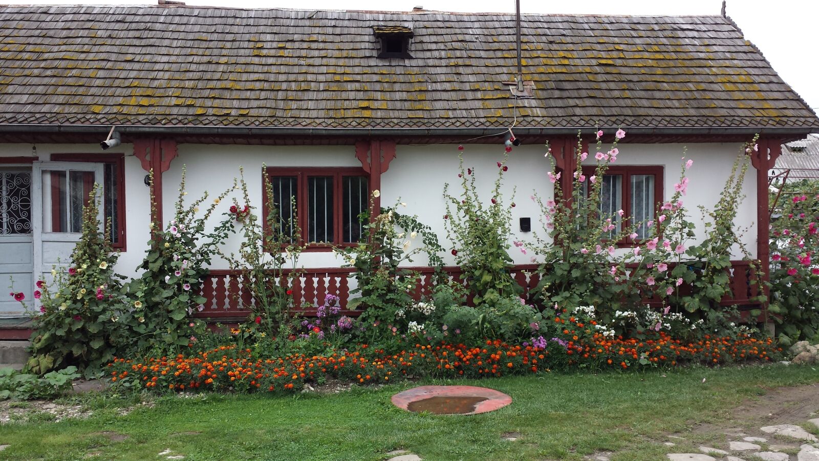 Samsung Galaxy S4 sample photo. Cottage, garden, romania photography