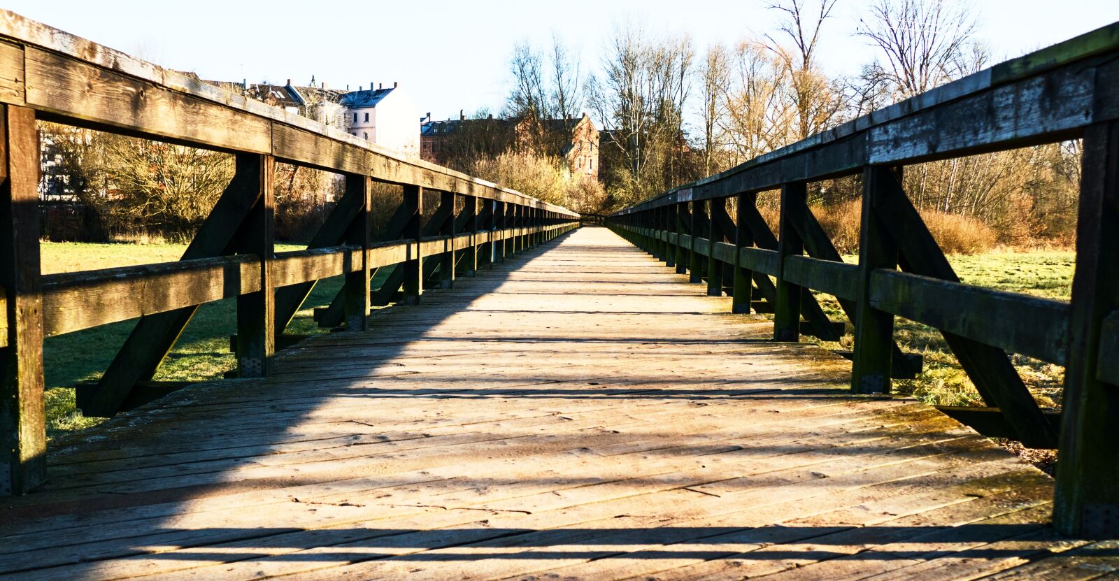 Panasonic Lumix DMC-FZ1000 sample photo. Wooden bridge, web, middle photography