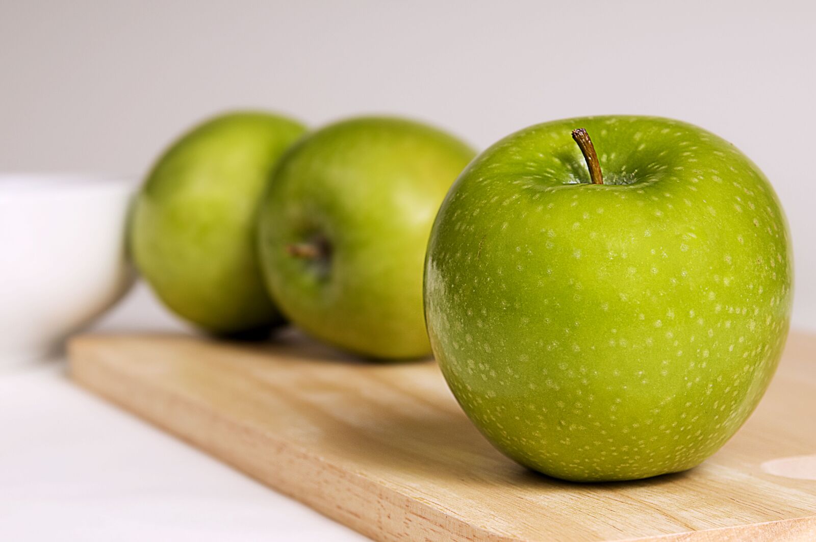 Nikon D300 sample photo. Bright green, granny smith photography