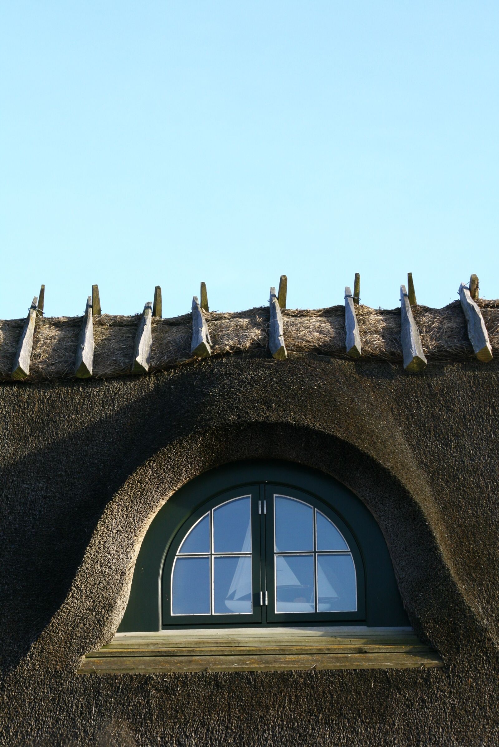 Canon EOS 400D (EOS Digital Rebel XTi / EOS Kiss Digital X) sample photo. Thatched roof, farmhouse, small photography