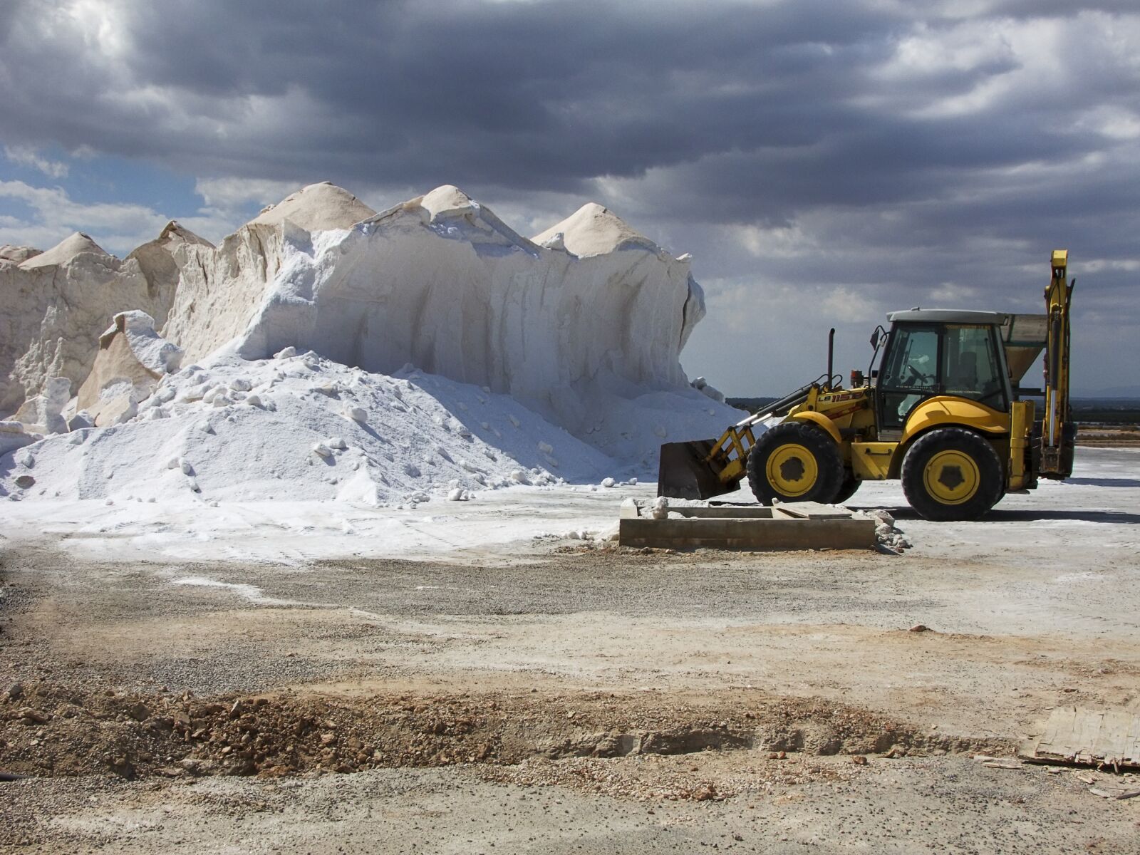 FujiFilm FinePix S200EXR (FinePix S205EXR) sample photo. Saline, tractor, salt photography
