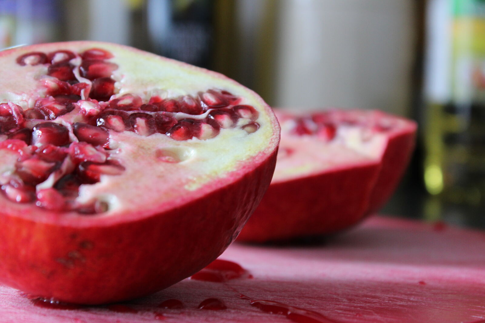 Canon EOS 1200D (EOS Rebel T5 / EOS Kiss X70 / EOS Hi) sample photo. Blood, cutting, board, fresh photography