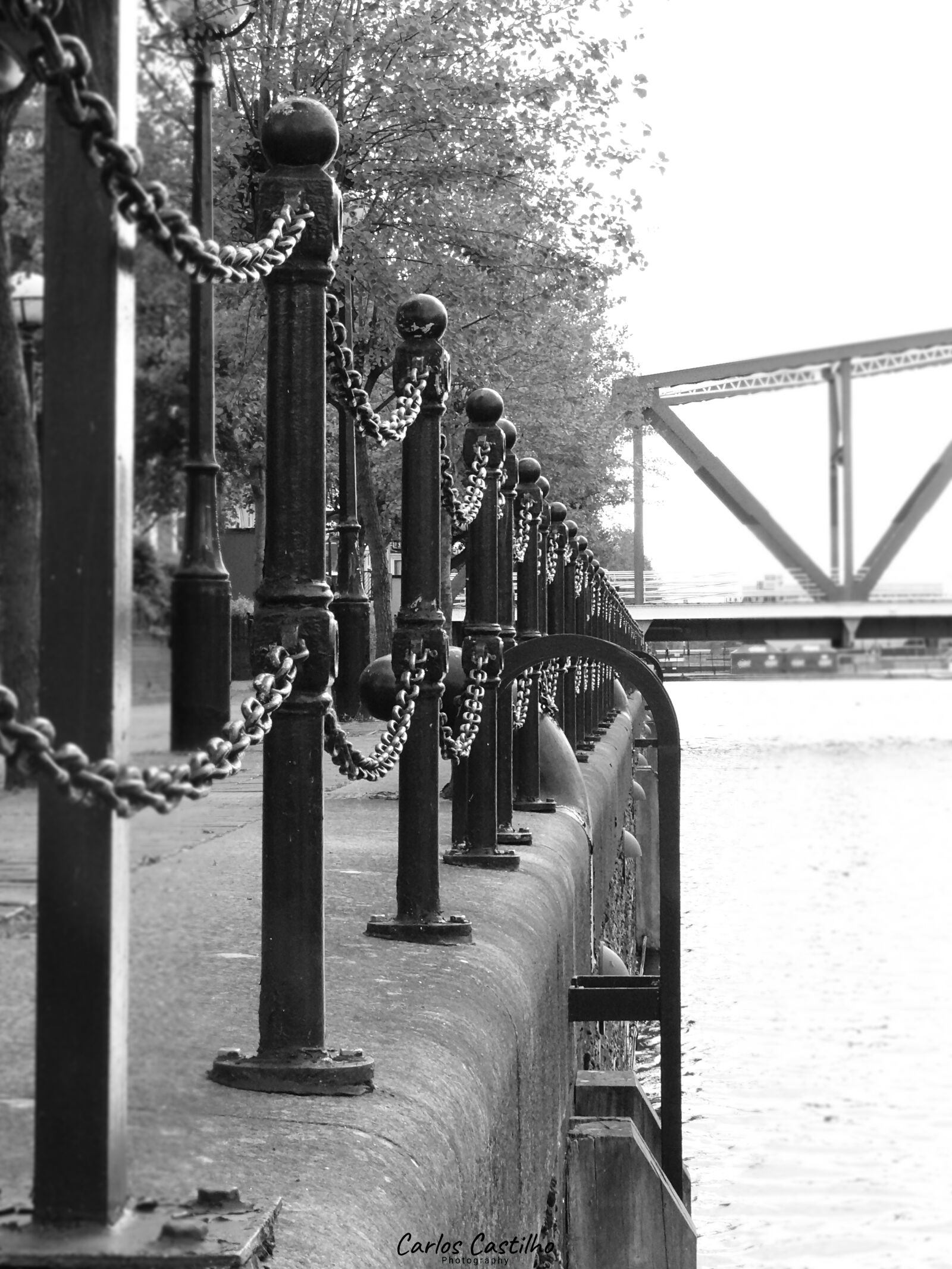 Sony Cyber-shot DSC-HX100V sample photo. Black and white, outdoor photography