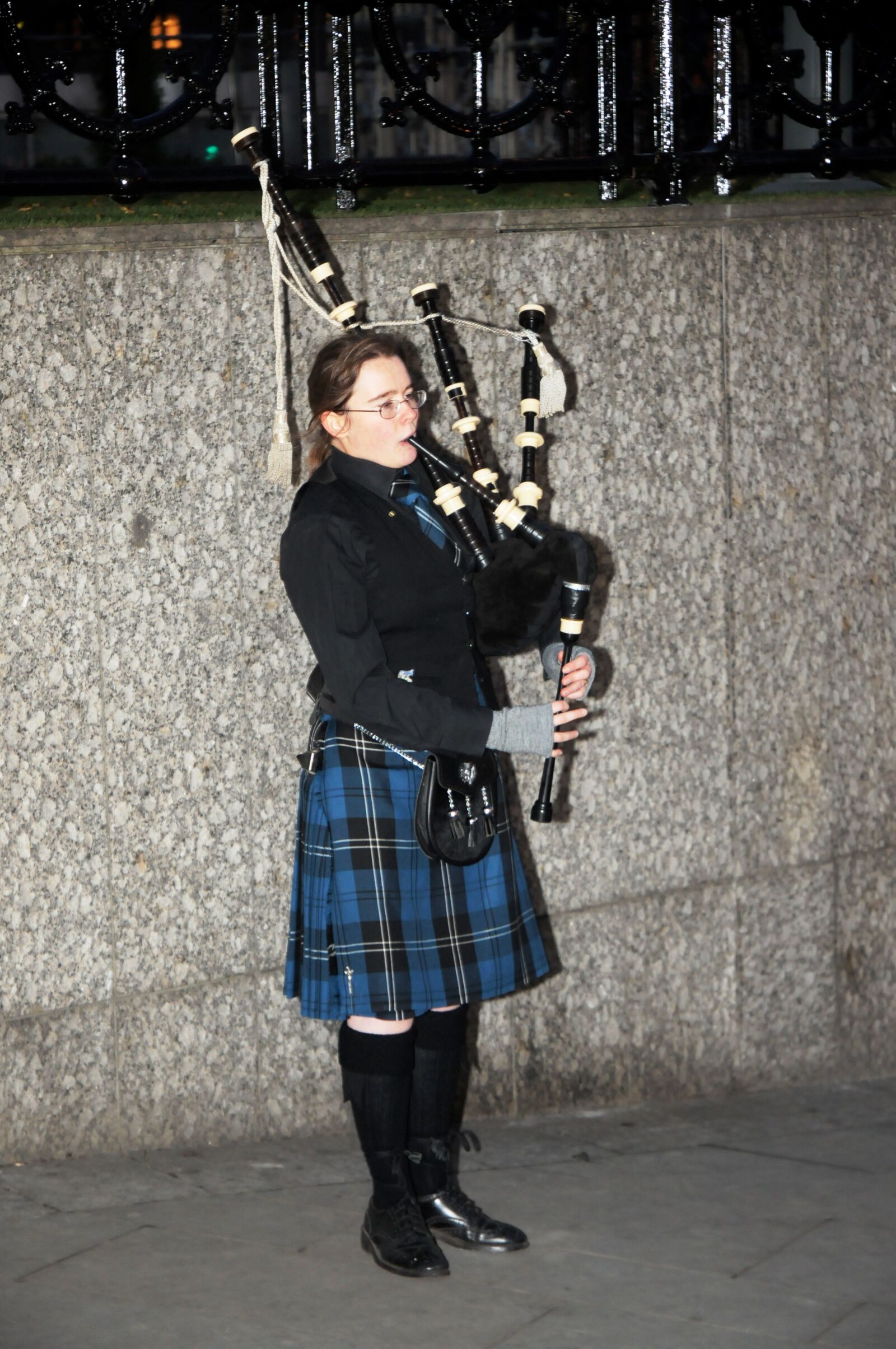 Nikon D300 sample photo. Bagpiper, female, edinburgh photography
