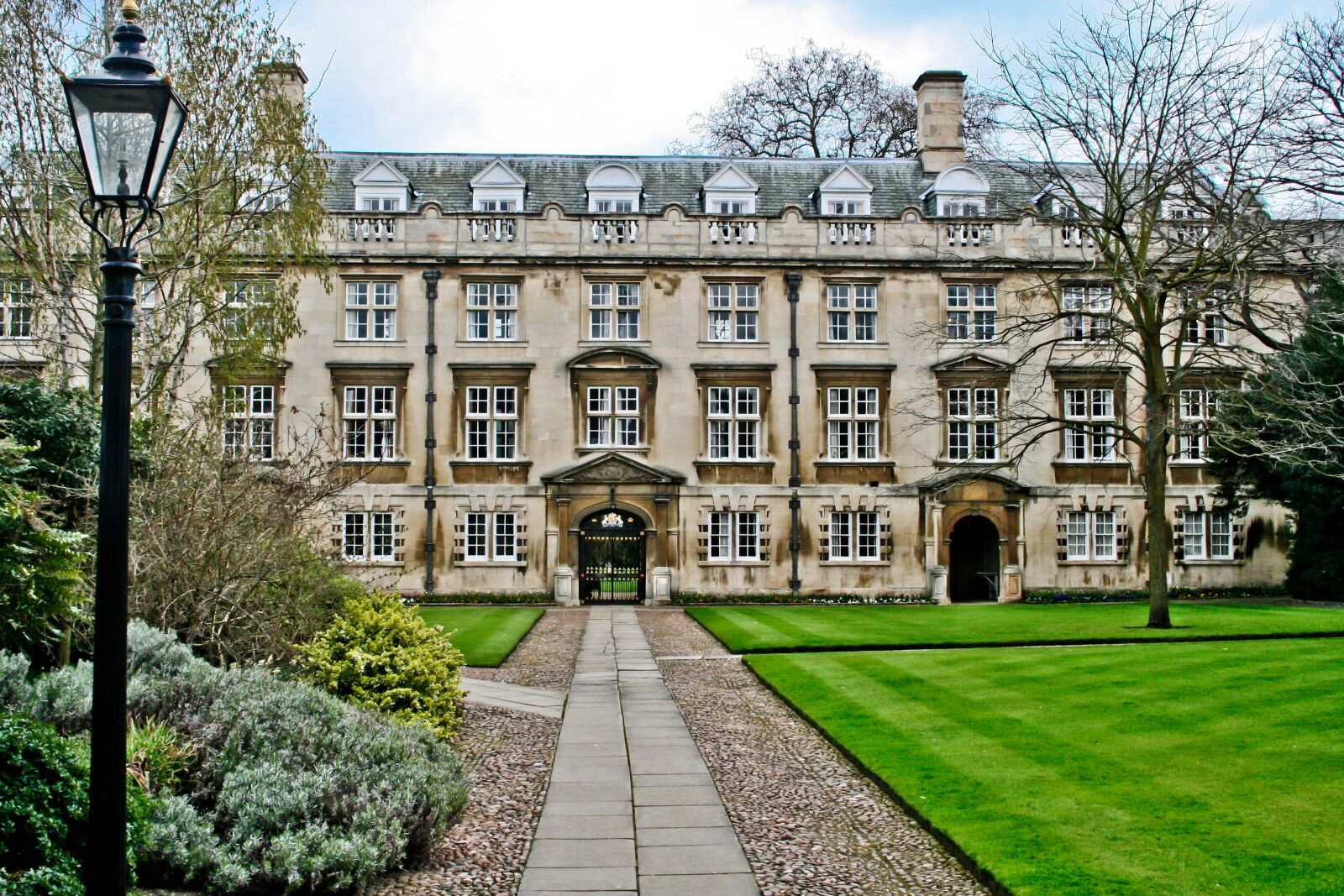 Canon EOS 350D (EOS Digital Rebel XT / EOS Kiss Digital N) sample photo. Cambridge, architecture, building photography