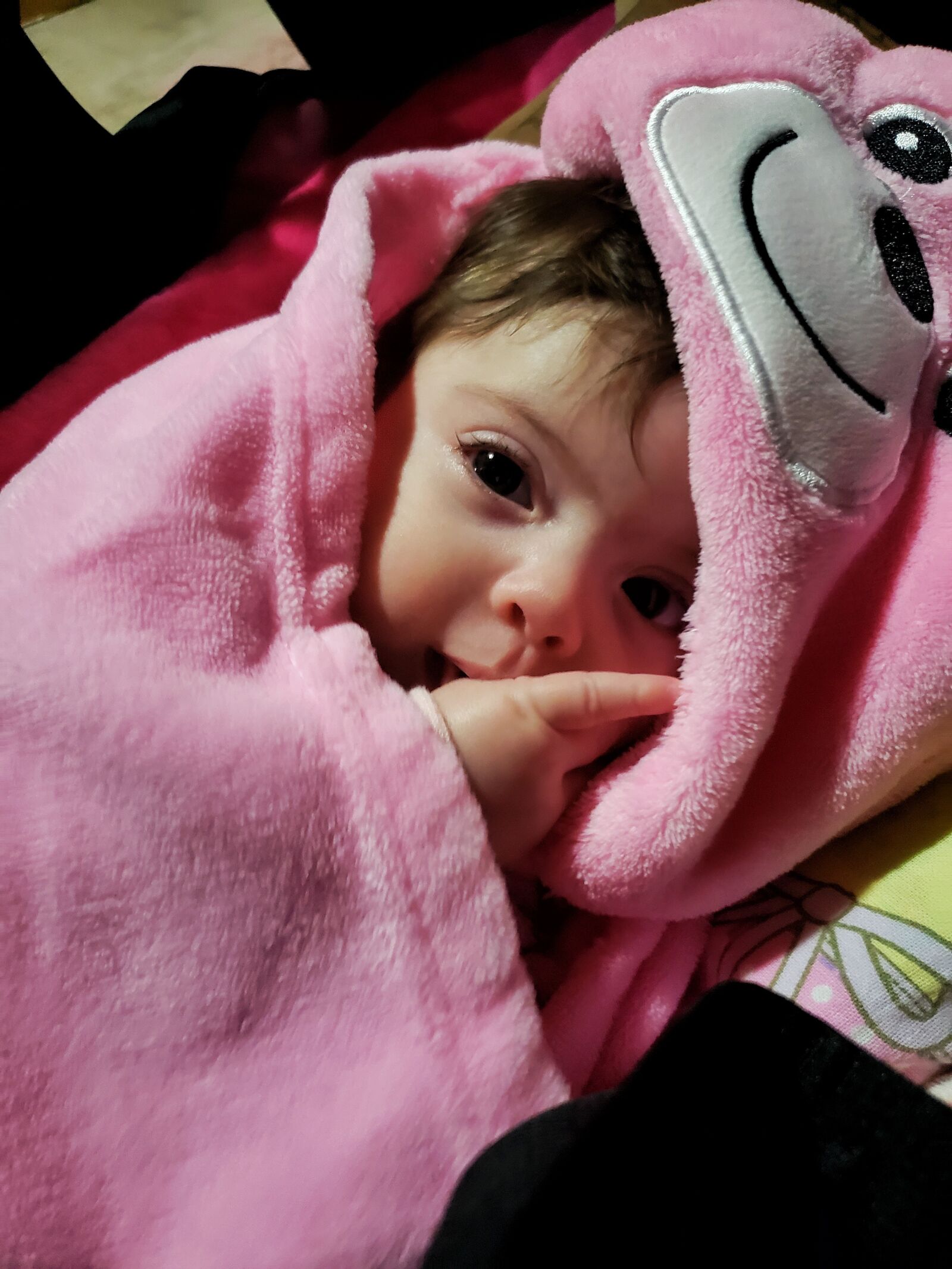 Samsung Galaxy S9 sample photo. Beb enrolado, cobertor rosa photography