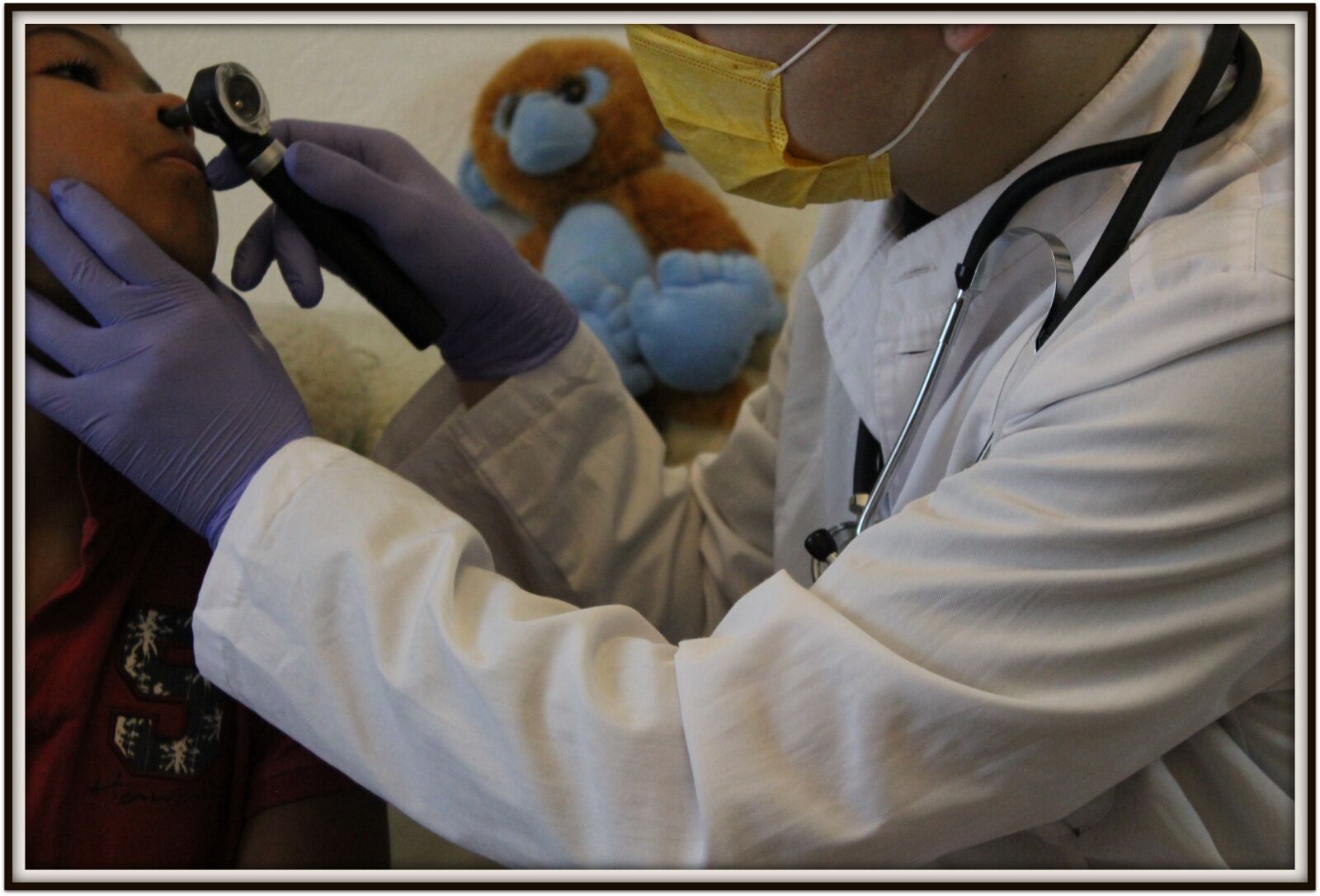 Canon EOS 550D (EOS Rebel T2i / EOS Kiss X4) sample photo. Doctor, an injection, treatment photography