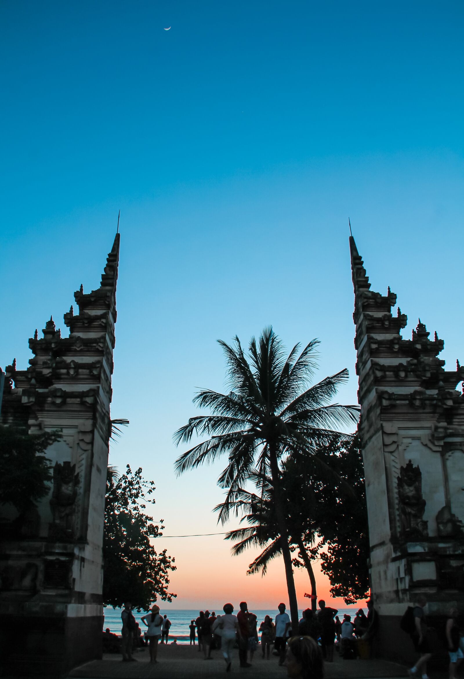 Canon EOS 60D sample photo. Candi bentar, beach, kuta photography