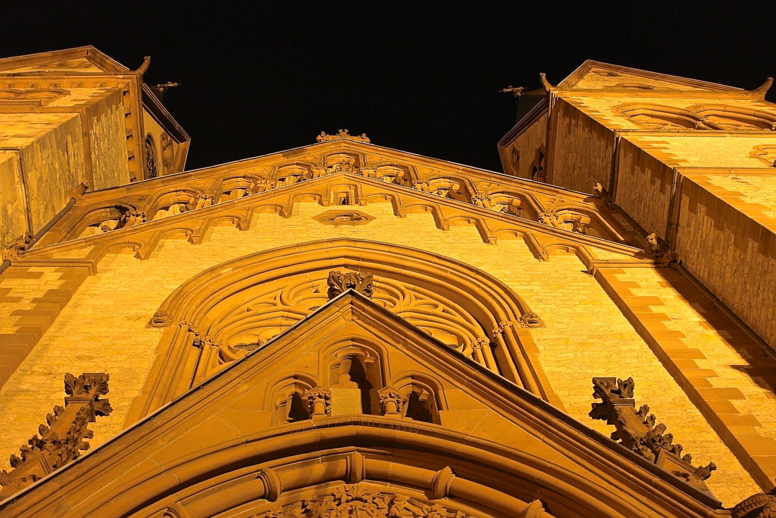 Canon EOS 600D (Rebel EOS T3i / EOS Kiss X5) sample photo. Church door, evening, lighting photography