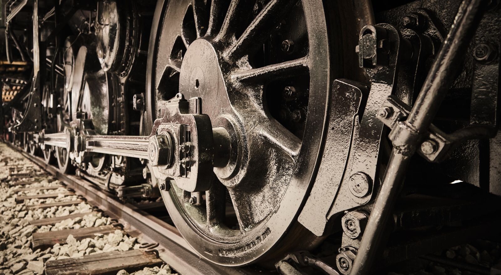 Fujifilm XF 18-55mm F2.8-4 R LM OIS sample photo. Railway, wheels, crocodile photography