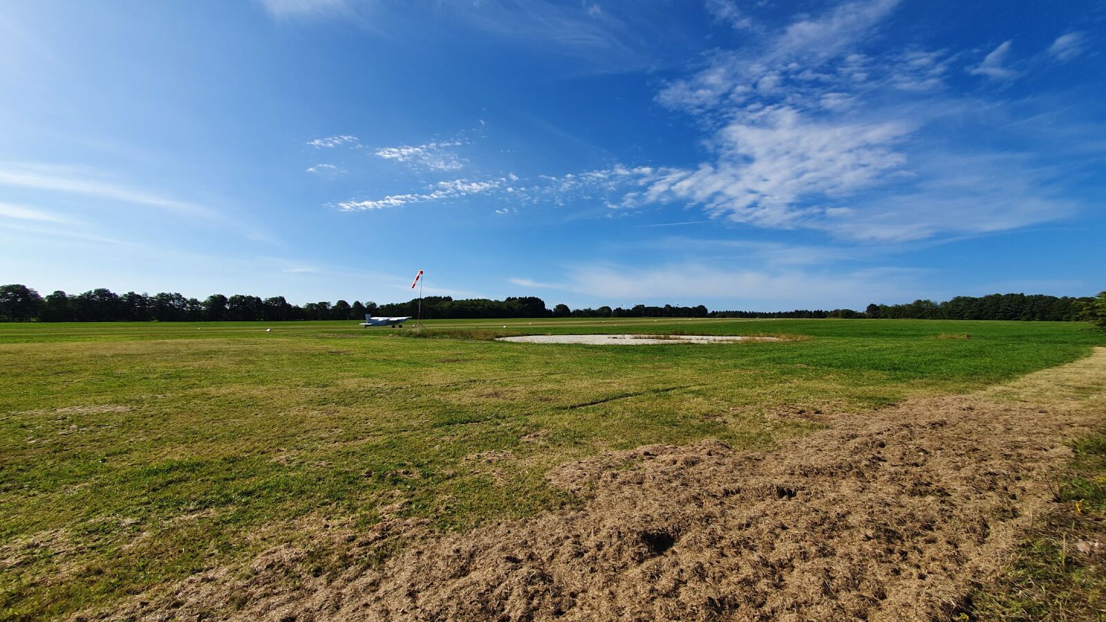 Samsung Galaxy S10+ sample photo. Airfield, aircraft, grass photography