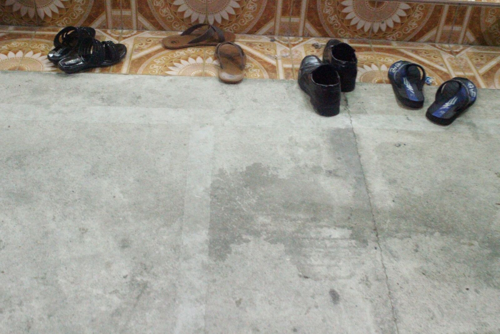 Canon EOS 600D (Rebel EOS T3i / EOS Kiss X5) sample photo. Shoes, untidy, dirty photography
