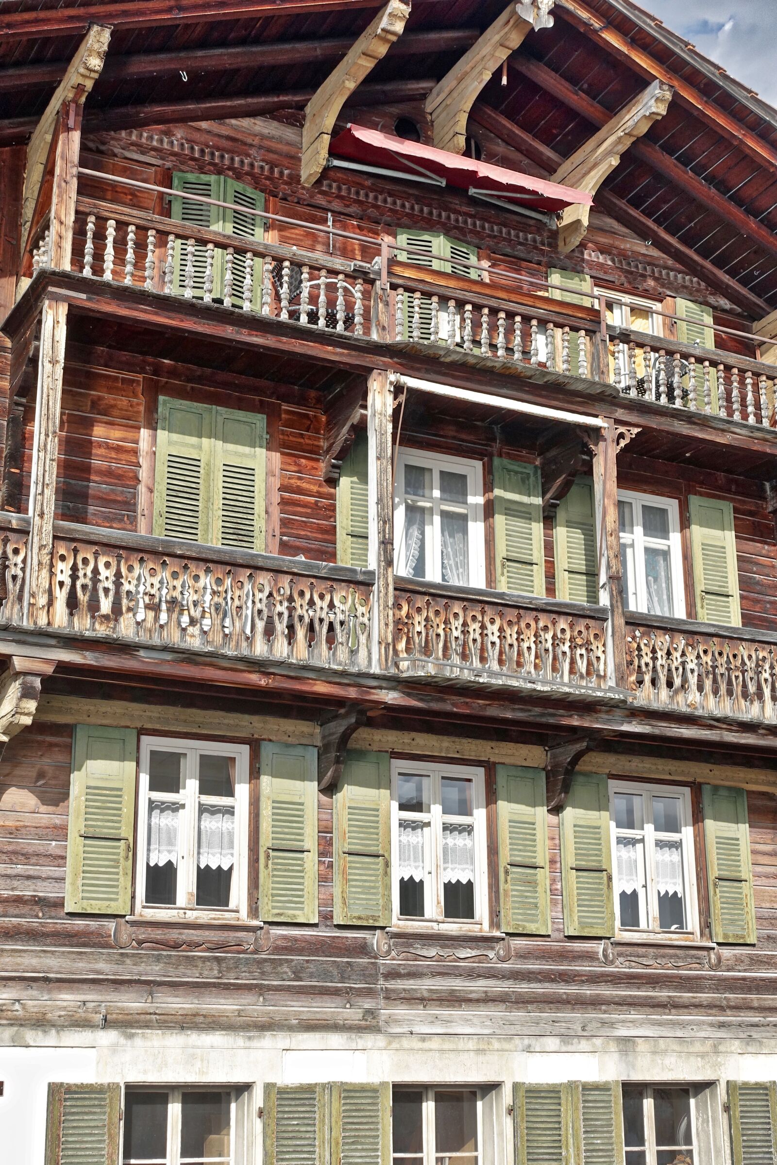 Sony Cyber-shot DSC-RX100 III sample photo. Facade, wooden, swiss photography