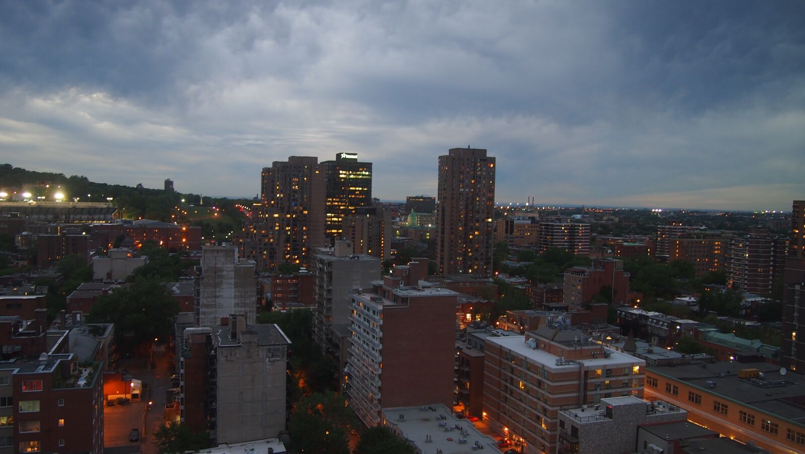 Olympus PEN E-PL3 sample photo. Montreal, night, twilight photography