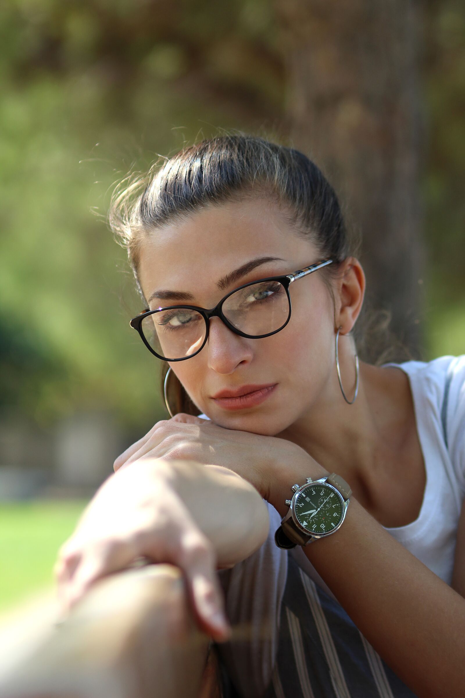 Canon YN85mm f/1.8 DCM sample photo. Glasses, eyewear, sunglasses photography