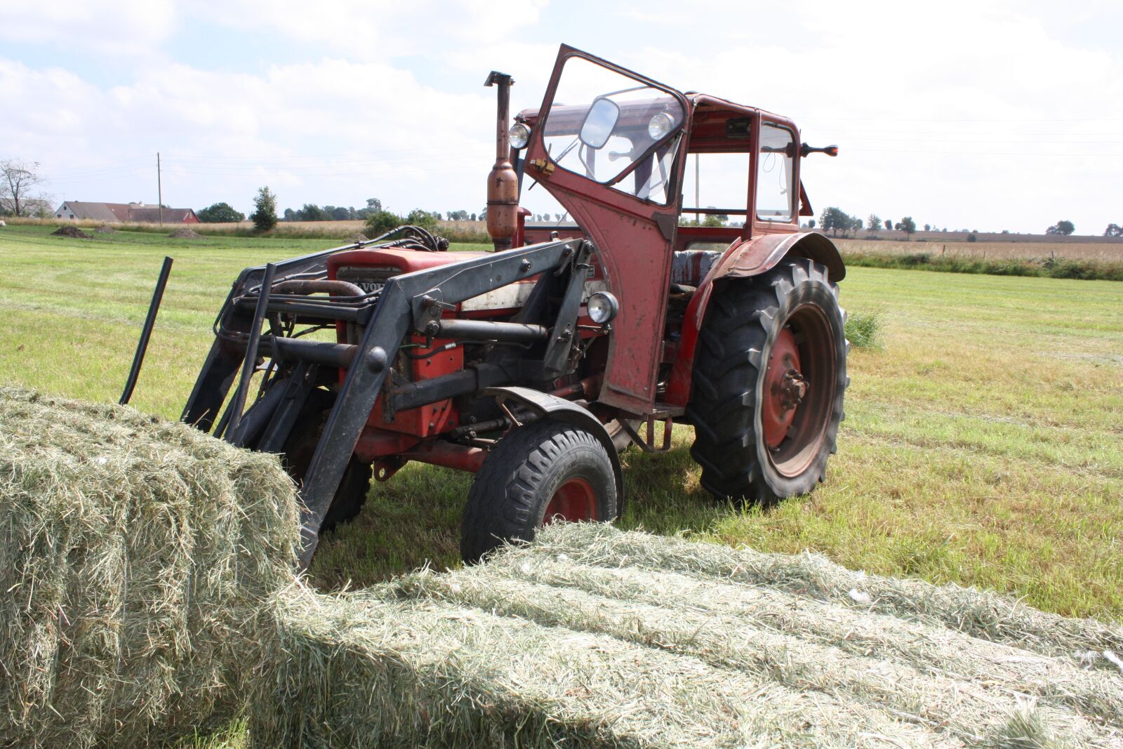Canon EOS 450D (EOS Rebel XSi / EOS Kiss X2) sample photo. Tractor, red, summer photography